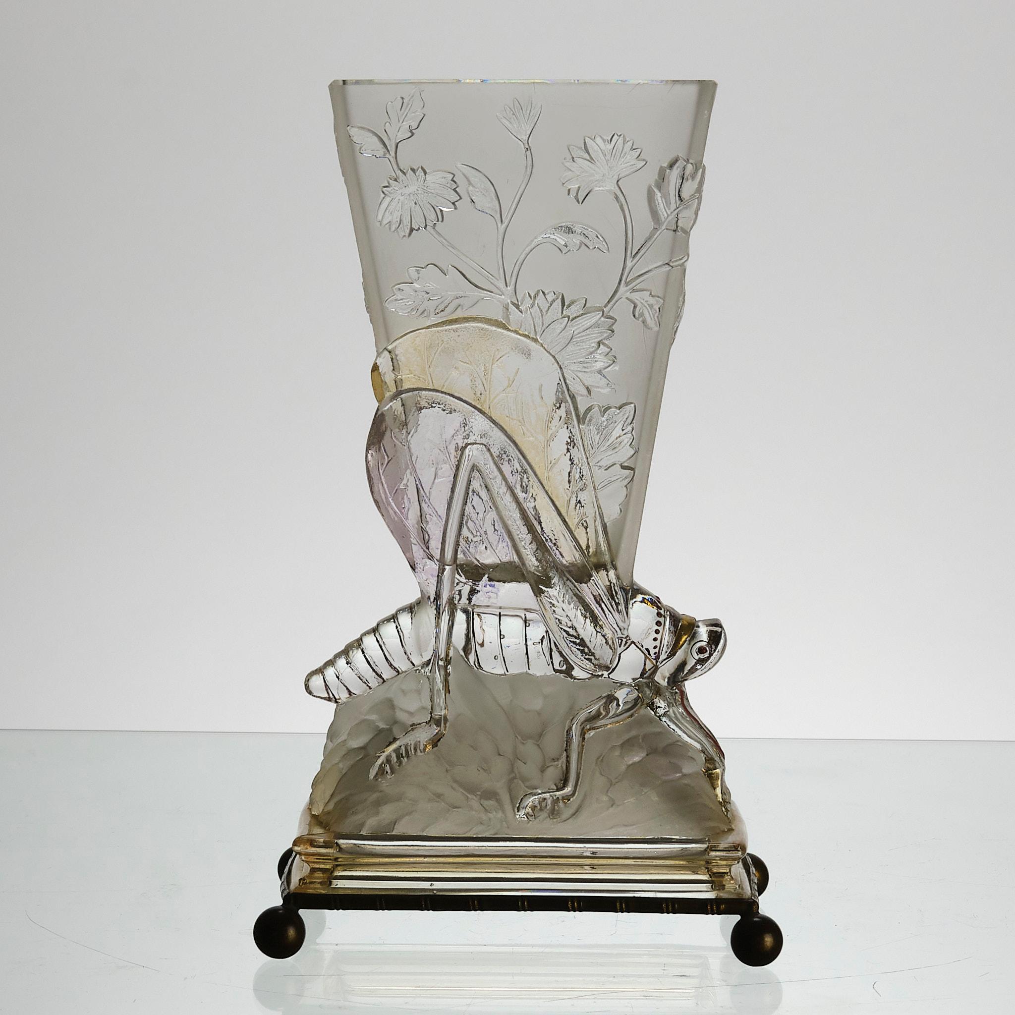 Art-Déco-Vase „Grashüpfervase“ aus Milchglas von Baccarat Glass aus dem frühen 20. Jahrhundert im Angebot 1