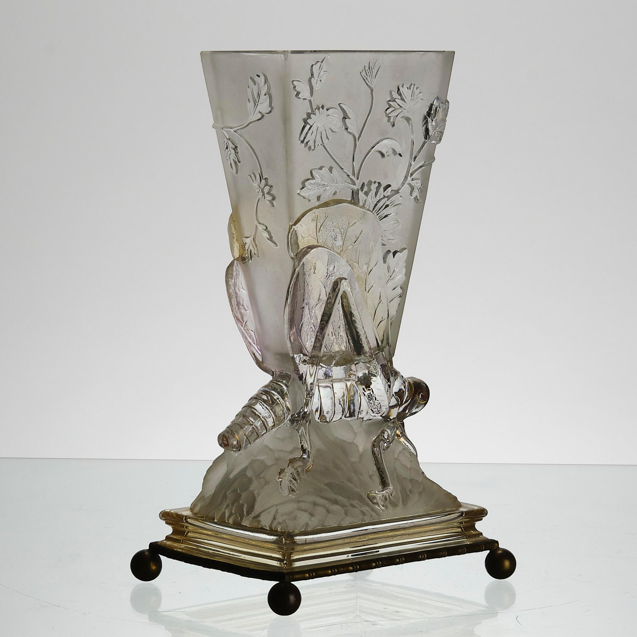 Art-Déco-Vase „Grashüpfervase“ aus Milchglas von Baccarat Glass aus dem frühen 20. Jahrhundert im Angebot 2