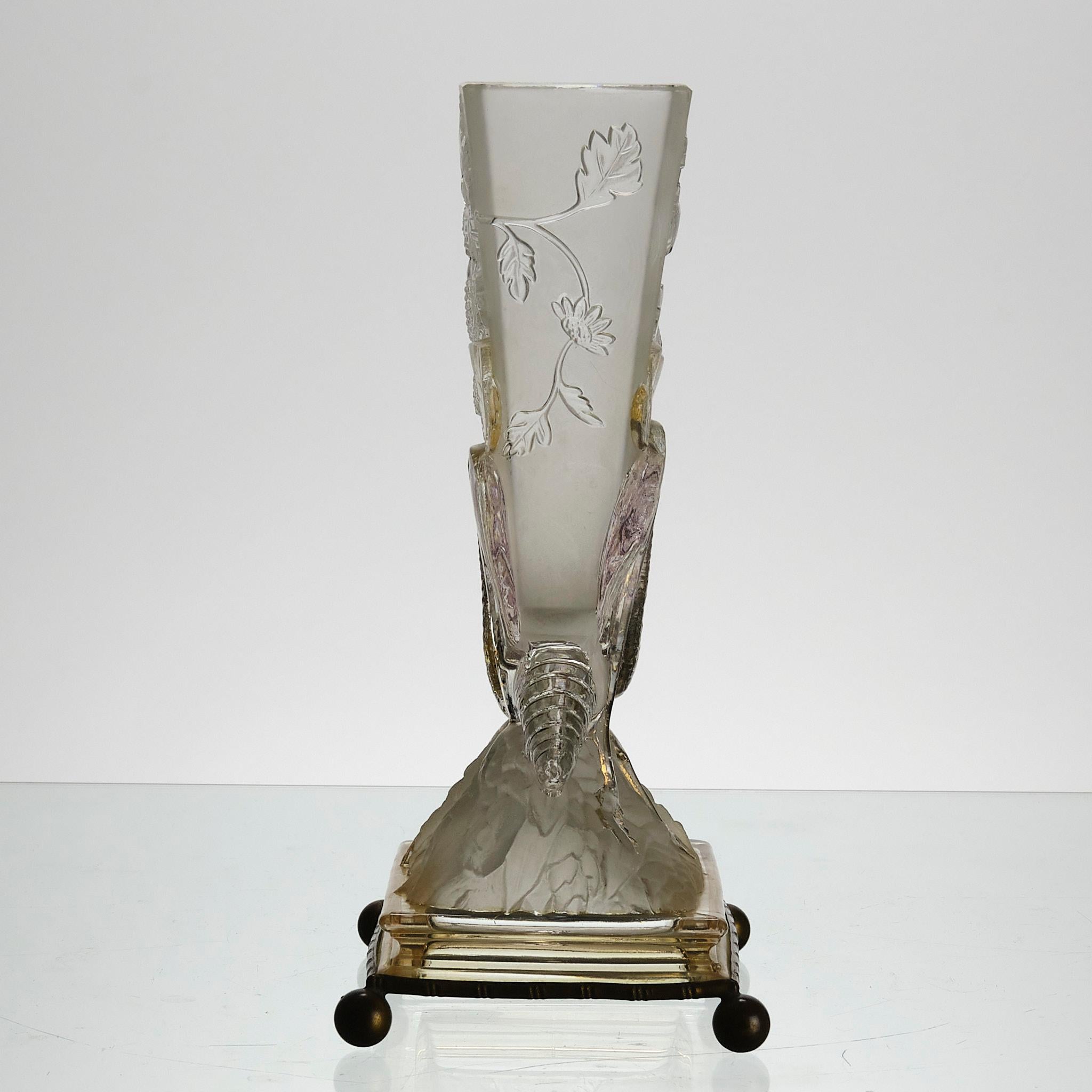 Art-Déco-Vase „Grashüpfervase“ aus Milchglas von Baccarat Glass aus dem frühen 20. Jahrhundert im Angebot 3