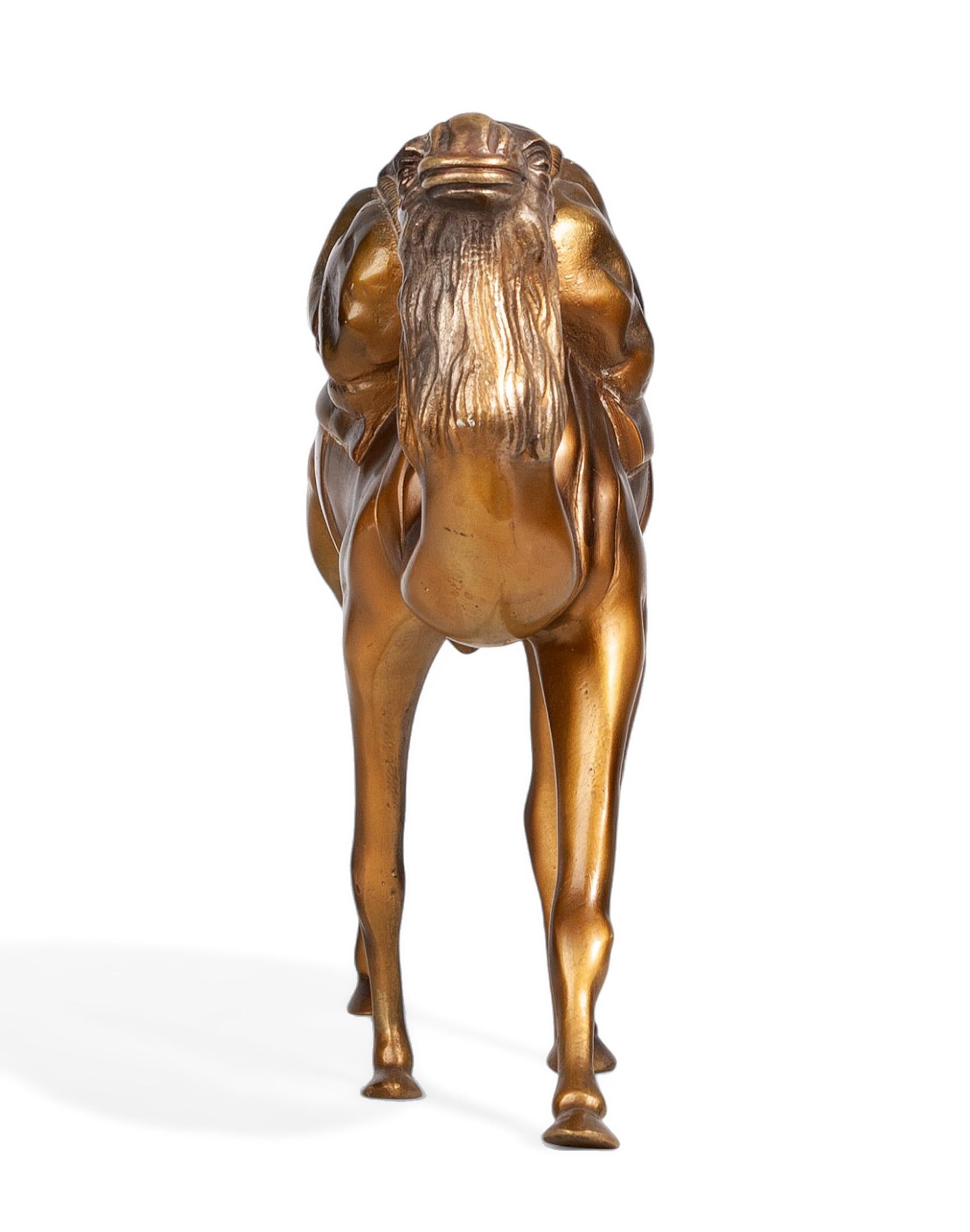 Frühes 20. Jahrhundert Art Déco Vergoldete Messing-Skulptur eines galoppierenden Kamels, Frankreich (Gegossen) im Angebot