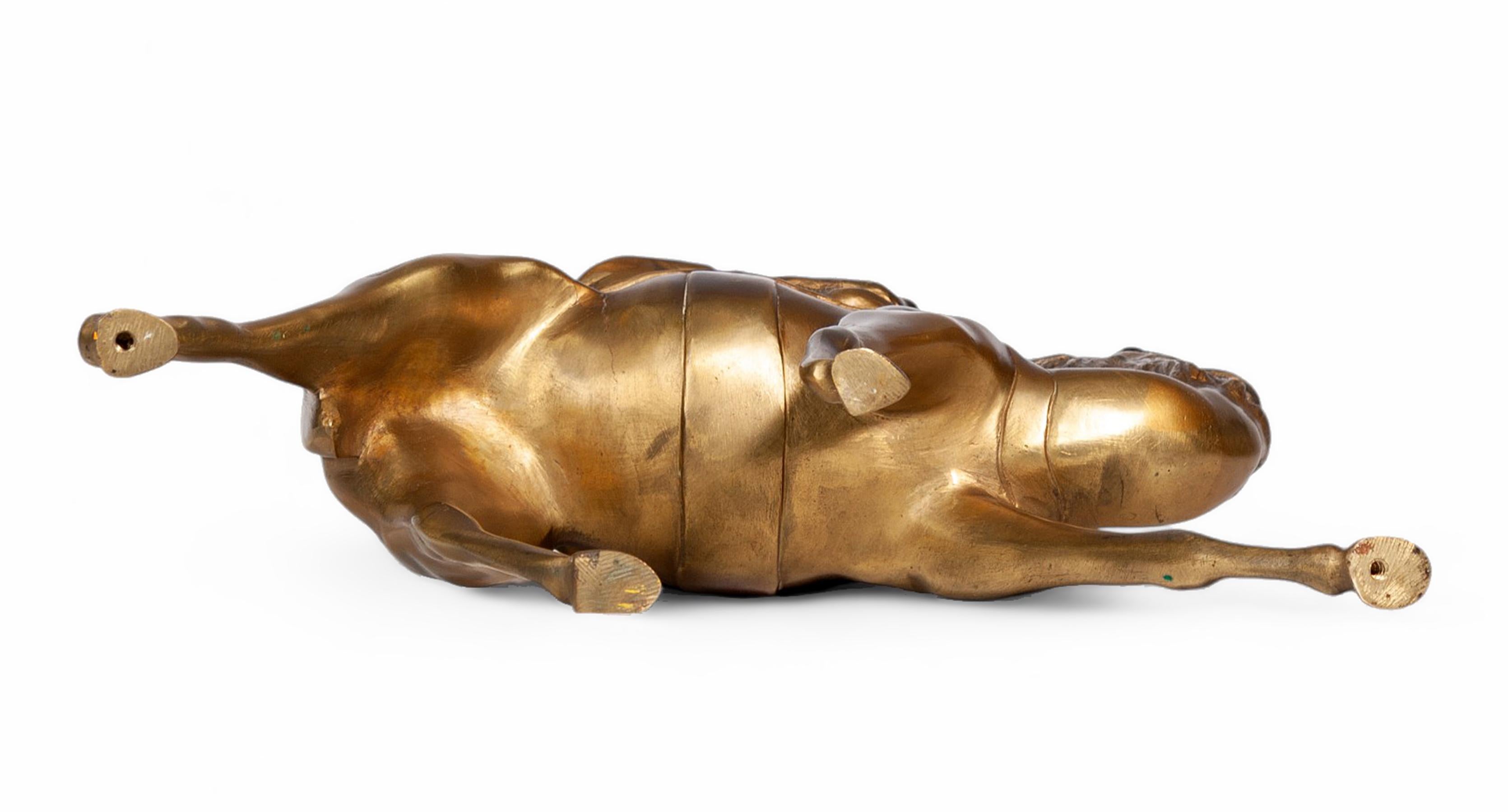 Frühes 20. Jahrhundert Art Déco Vergoldete Messing-Skulptur eines galoppierenden Kamels, Frankreich (Metall) im Angebot
