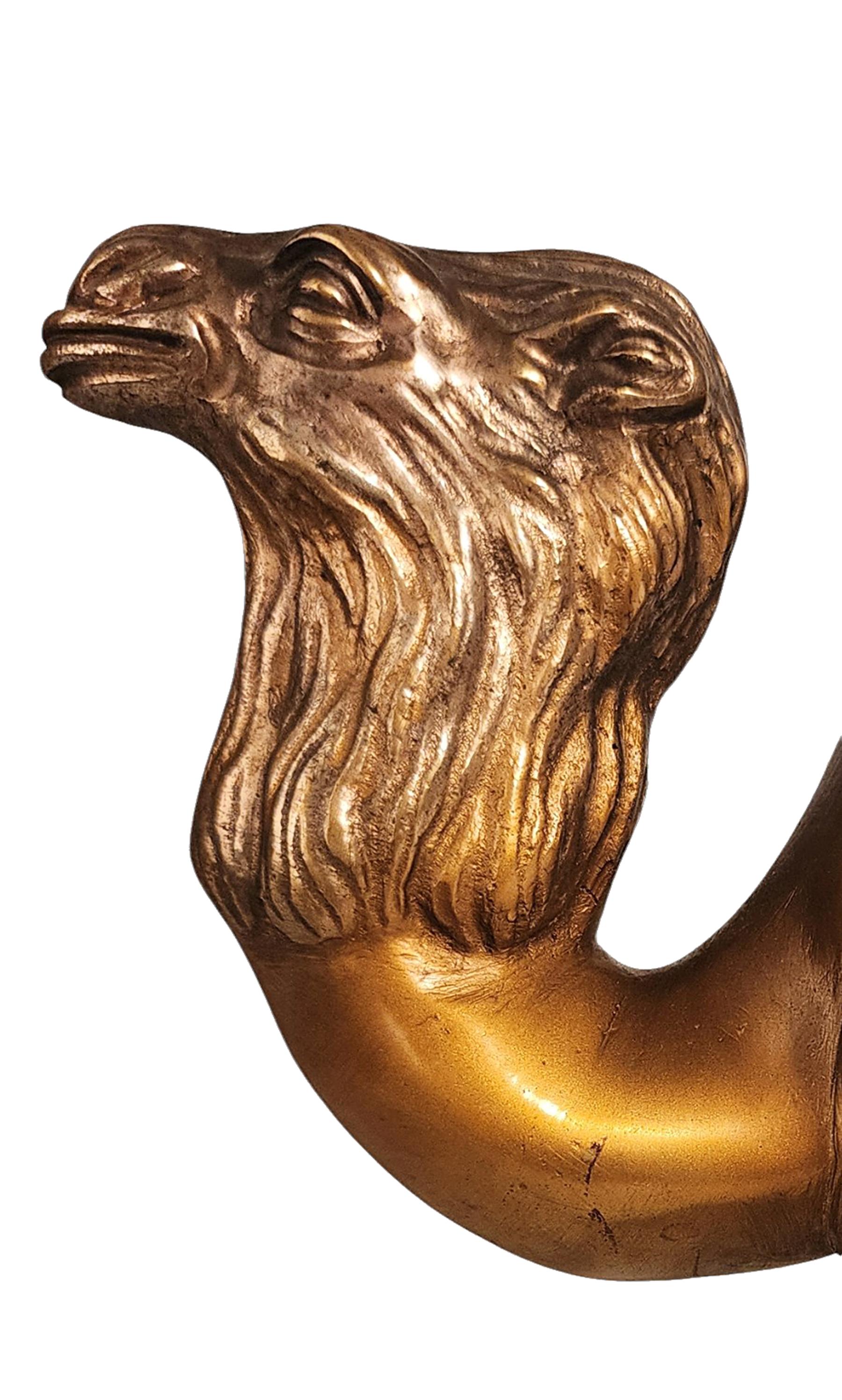 Frühes 20. Jahrhundert Art Déco Vergoldete Messing-Skulptur eines galoppierenden Kamels, Frankreich im Angebot 1