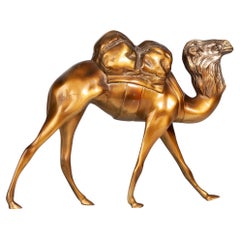 Scultura in ottone dorato Art Déco del primo Novecento raffigurante un cammello al galoppo, Francia