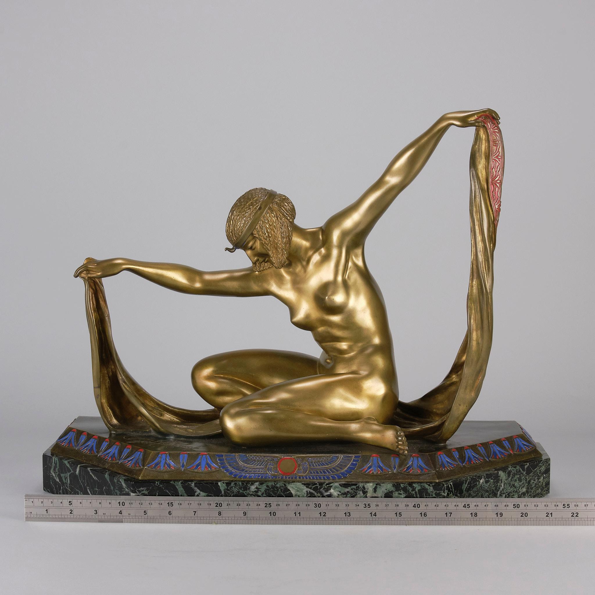 Scultura in bronzo dorato Art Deco del primo Novecento 