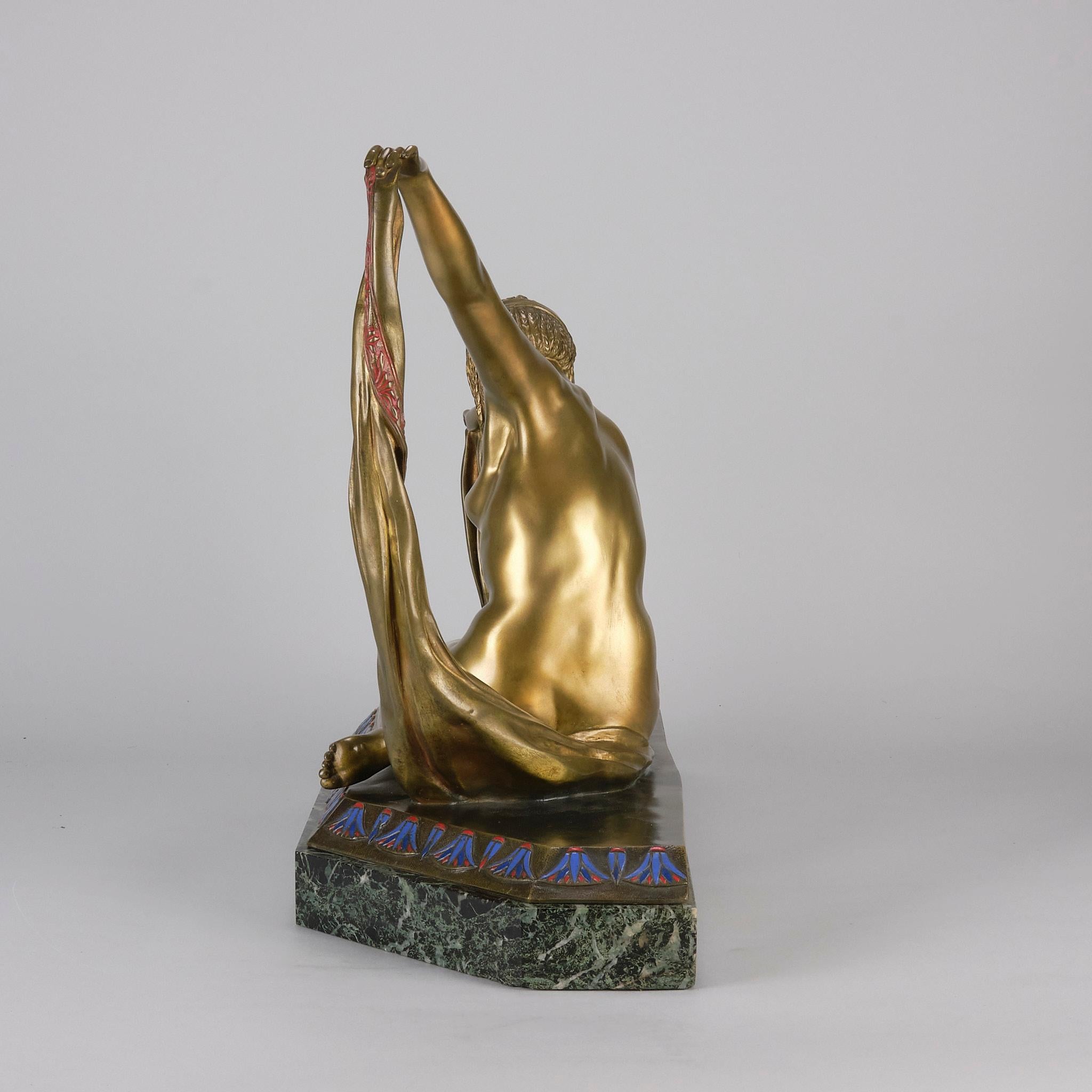 Intagliato Scultura in bronzo dorato Art Deco del primo Novecento 