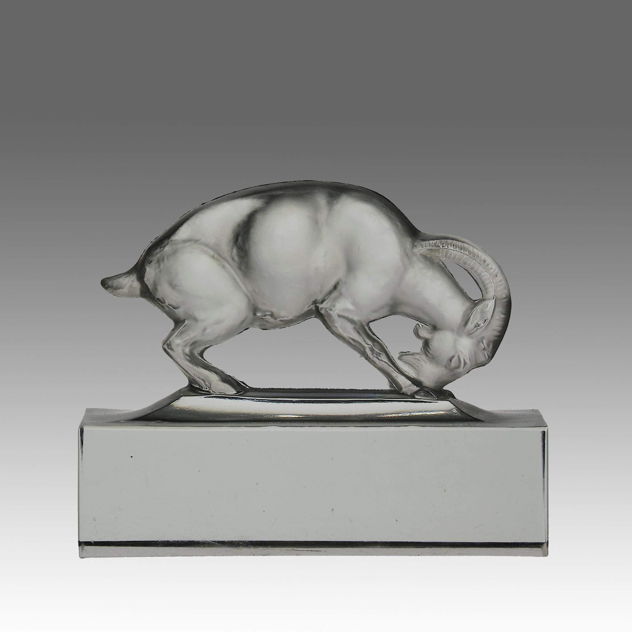 Excellent presse-papier en verre Art déco du début du 20e siècle, représentant une chèvre en train de charger, en verre dépoli, avec d'excellents détails finis à la main, monté sur un socle en verre transparent et signé R&R Lalique.

INFORMATIONS