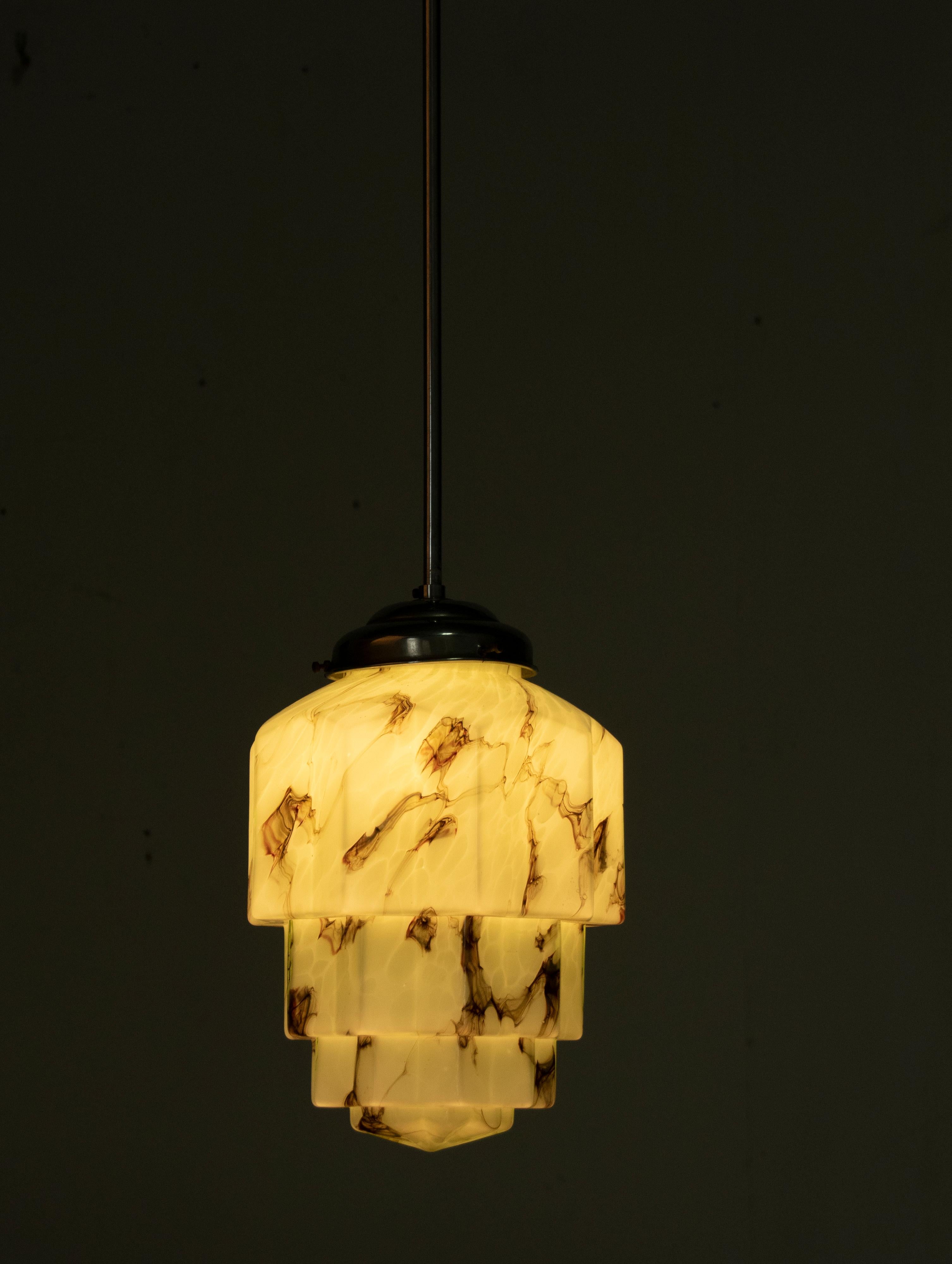 Lampe de couloir gratte-ciel en verre Art Déco du début du XXe siècle Bon état - En vente à Casteren, Noord-Brabant