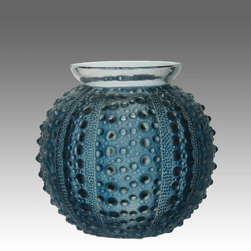 Bellissimo vaso in vetro trasparente francese Art Decor dei primi del Novecento, decorato con un motivo a orchidea in rilievo evidenziato da macchie blu. Colore eccellente e dettagli di superficie molto fini e rifiniti a mano, firmato R Lalique