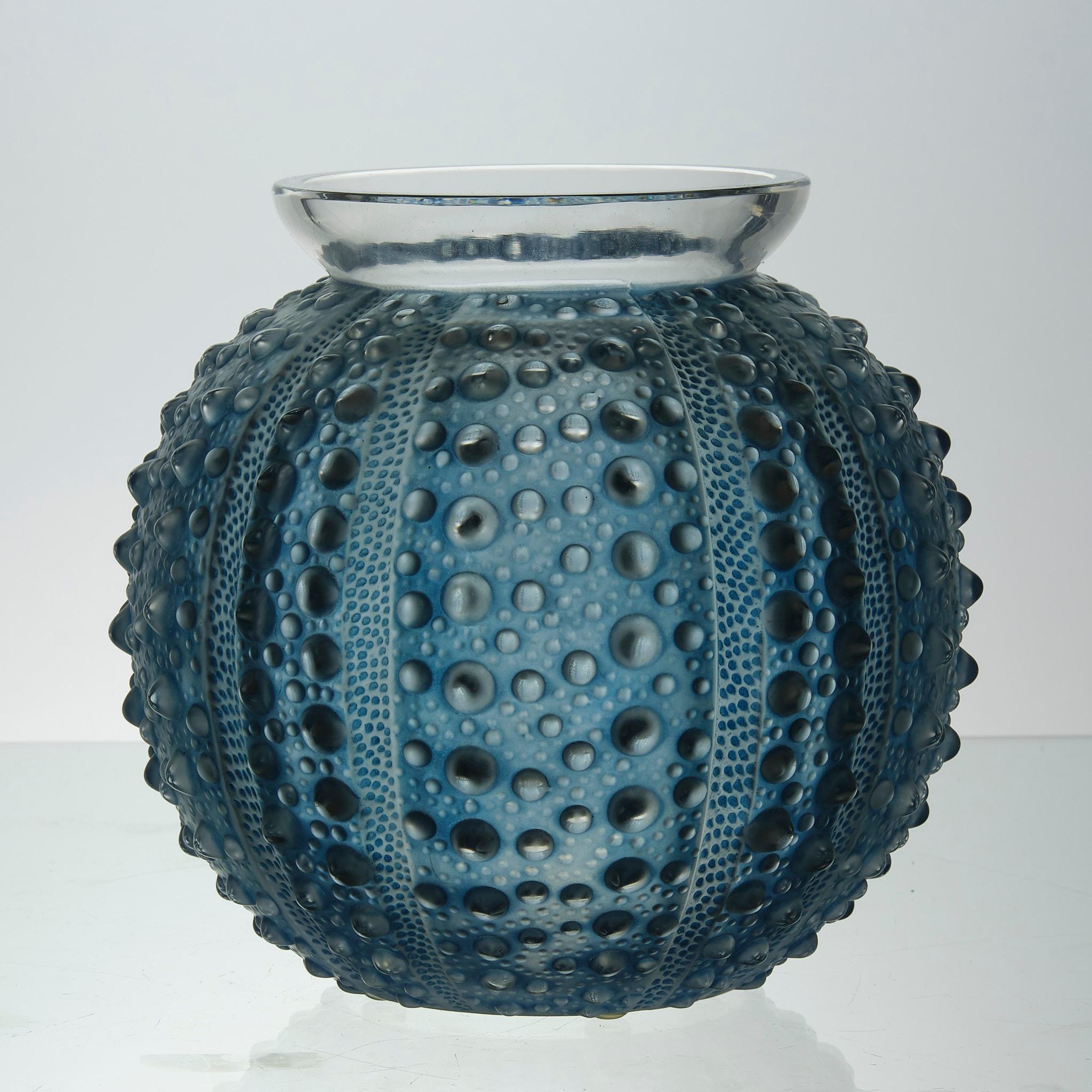 Vaso in vetro Art Deco dei primi del Novecento intitolato "Oursins" di René Lalique