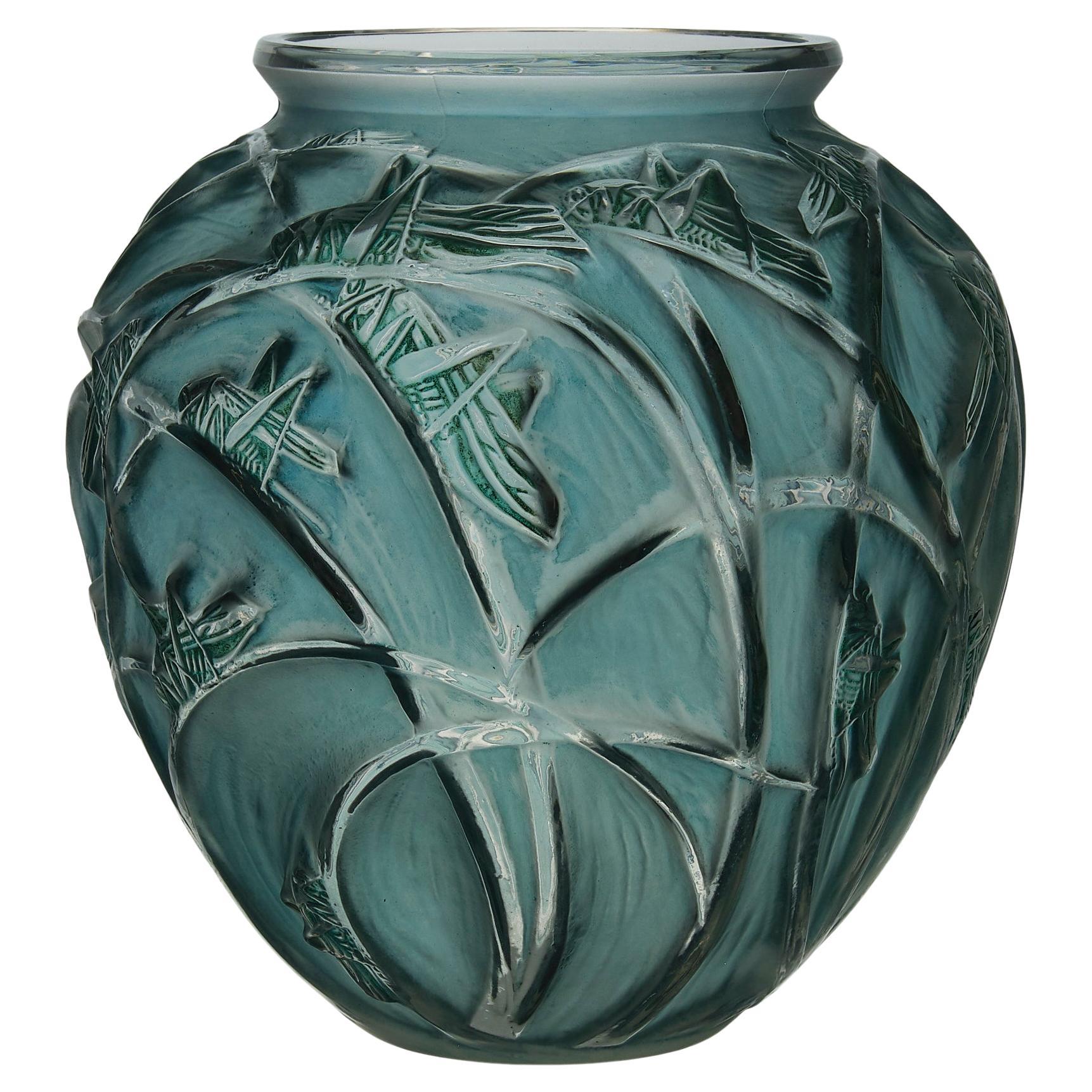 Vase en verre Art Déco du début du 20ème siècle intitulé "Sauterelles" par René Lalique en vente