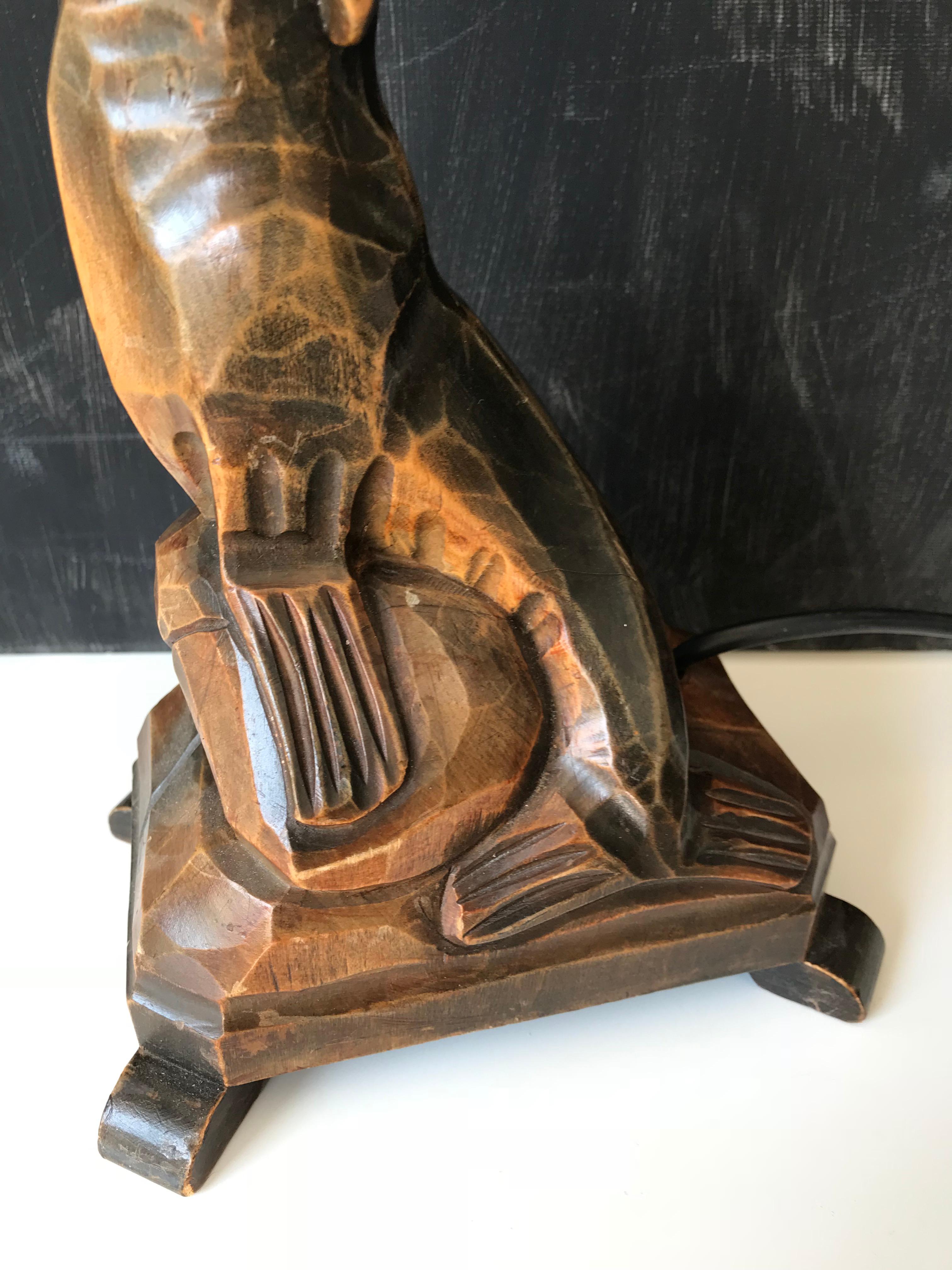 Sculpté à la main Lampe de table ou de bureau antique Art déco en bois sculpté à la main Seal, Sea Lion en vente
