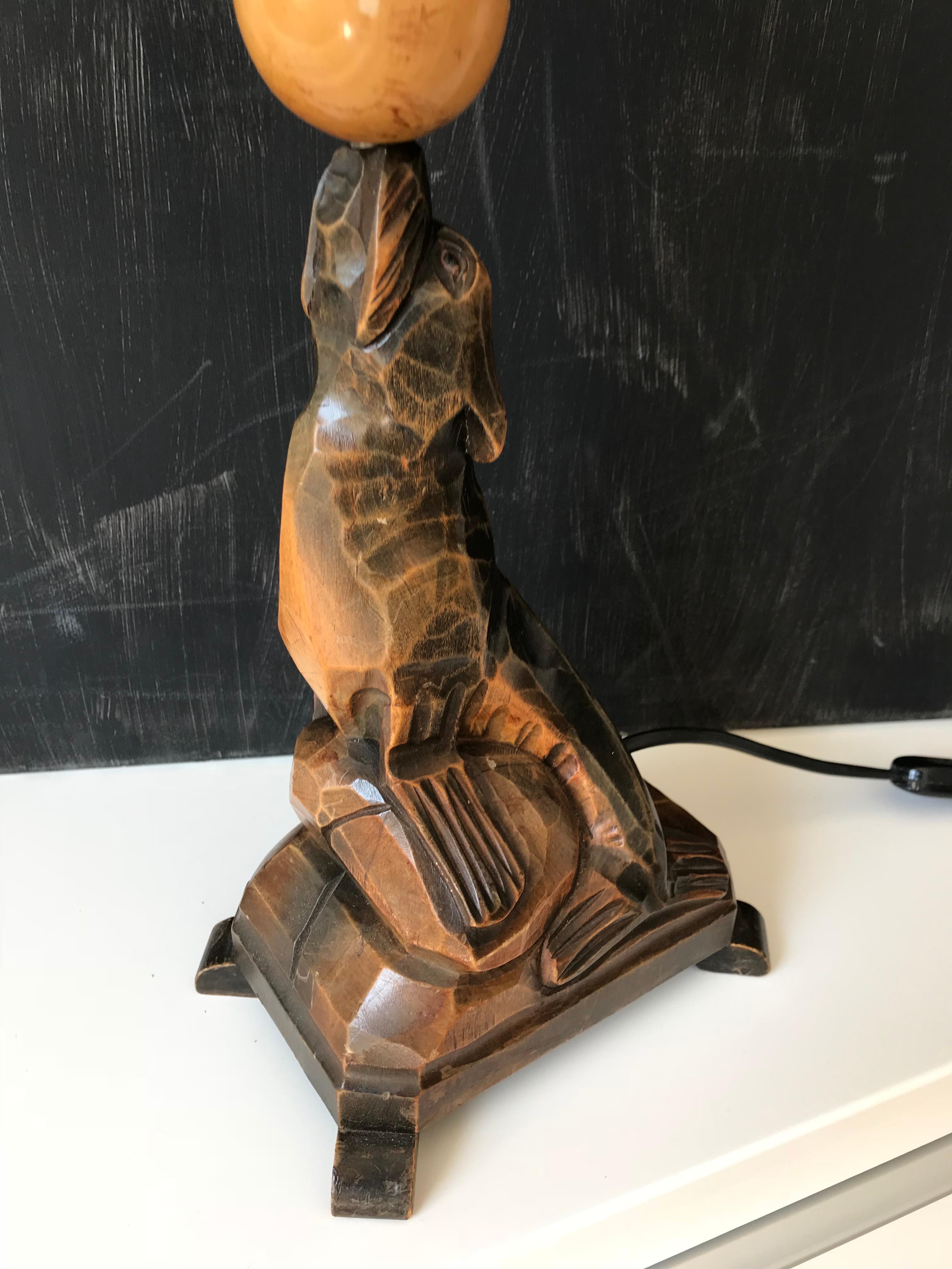 20ième siècle Lampe de table ou de bureau antique Art déco en bois sculpté à la main Seal, Sea Lion en vente