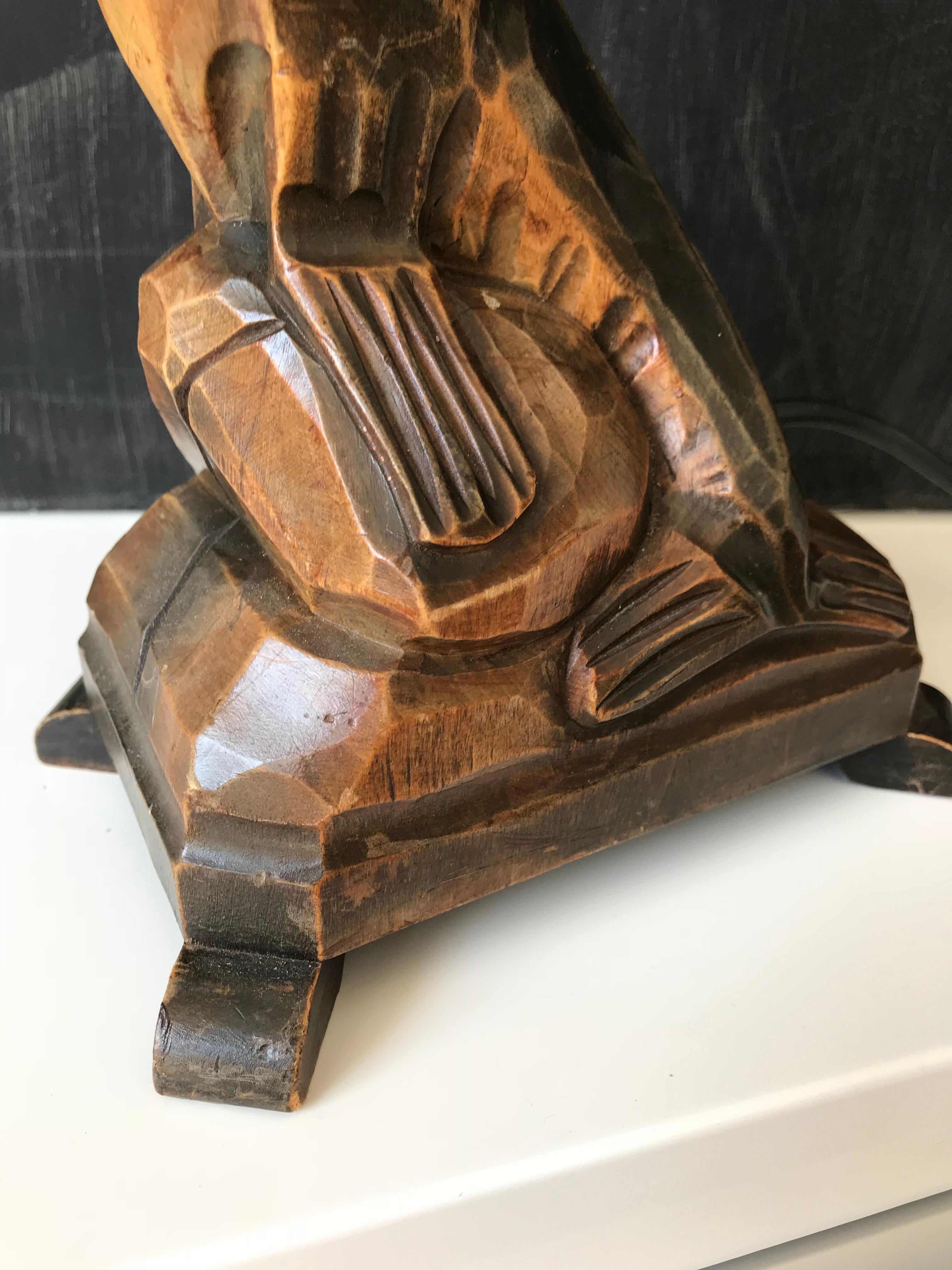 Lampe de table ou de bureau antique Art déco en bois sculpté à la main Seal, Sea Lion en vente 1