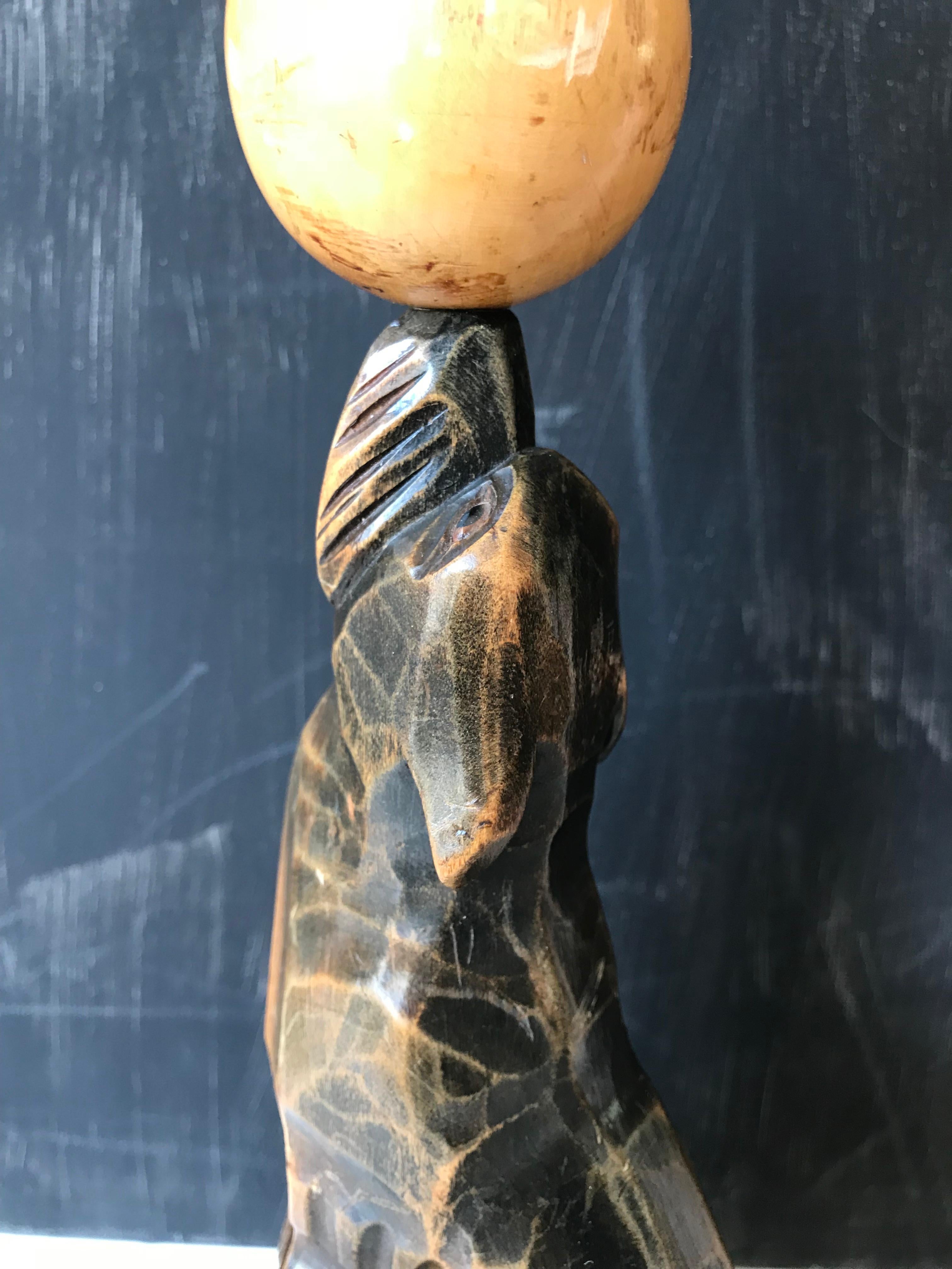 Lampe de table ou de bureau antique Art déco en bois sculpté à la main Seal, Sea Lion en vente 2