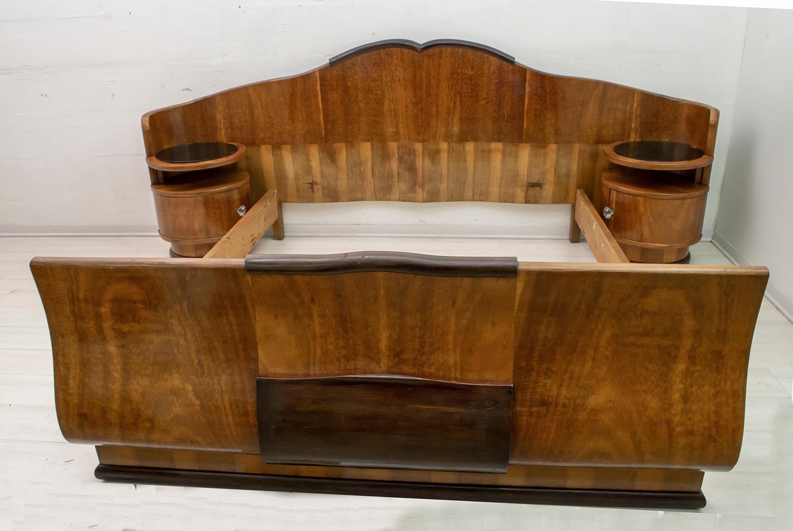 Particular double bed in Walnut wood from the Art Deco period. The headboard is a unique piece with rounded shapes that embraces the two bedside tables.

Mattress dimensions

Height 30 cm
Width 160 cm
Depth 190 cm

The Art Deco movement,