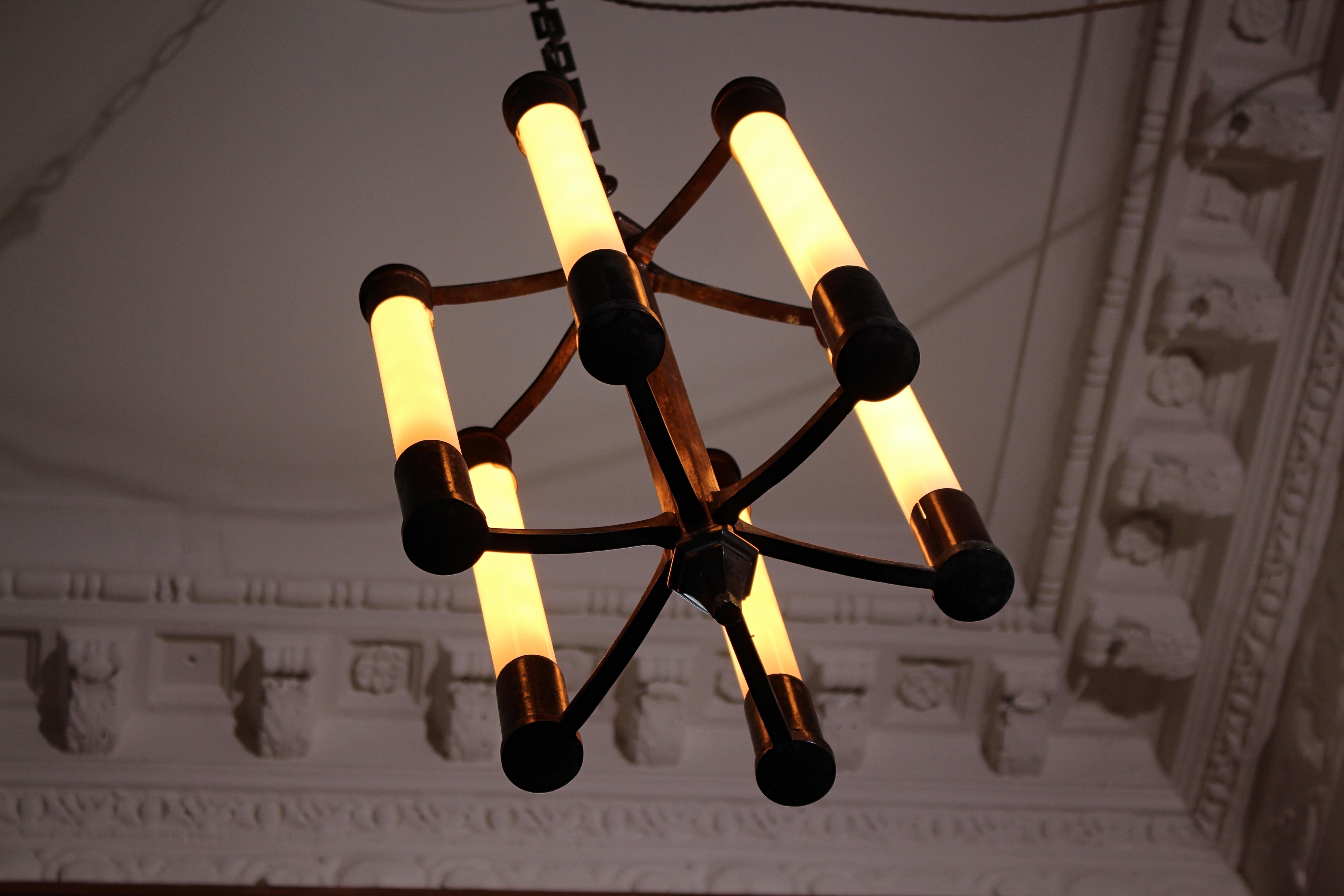 Lanterna a sospensione a piedistallo in bronzo modernista di grandi dimensioni dell'inizio del XX secolo Art Deco in vendita 1