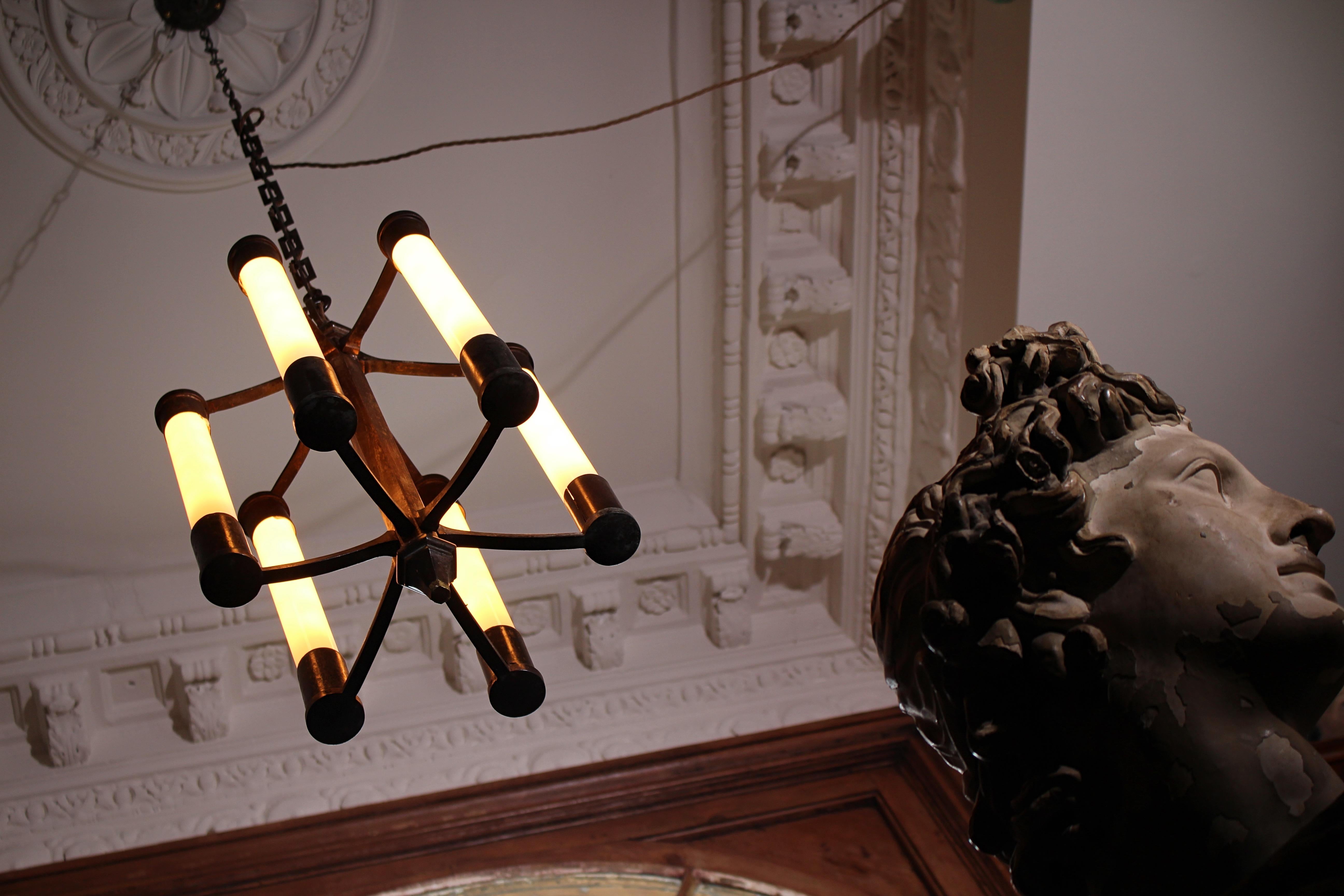 Lanterna a sospensione a piedistallo in bronzo modernista di grandi dimensioni dell'inizio del XX secolo Art Deco in vendita 2