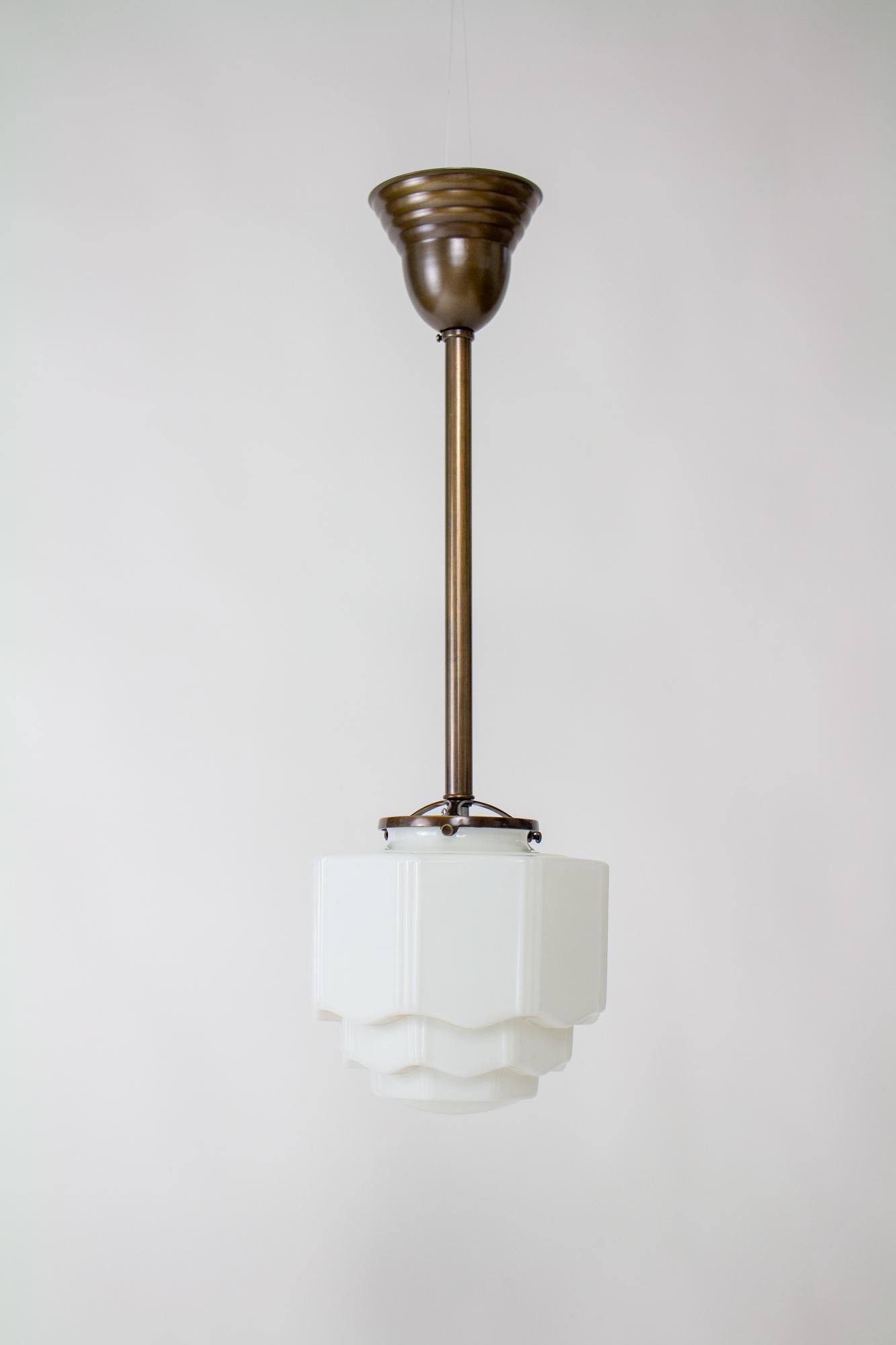 Laiton Pendentif en verre au lait Art déco du début du 20e siècle en vente