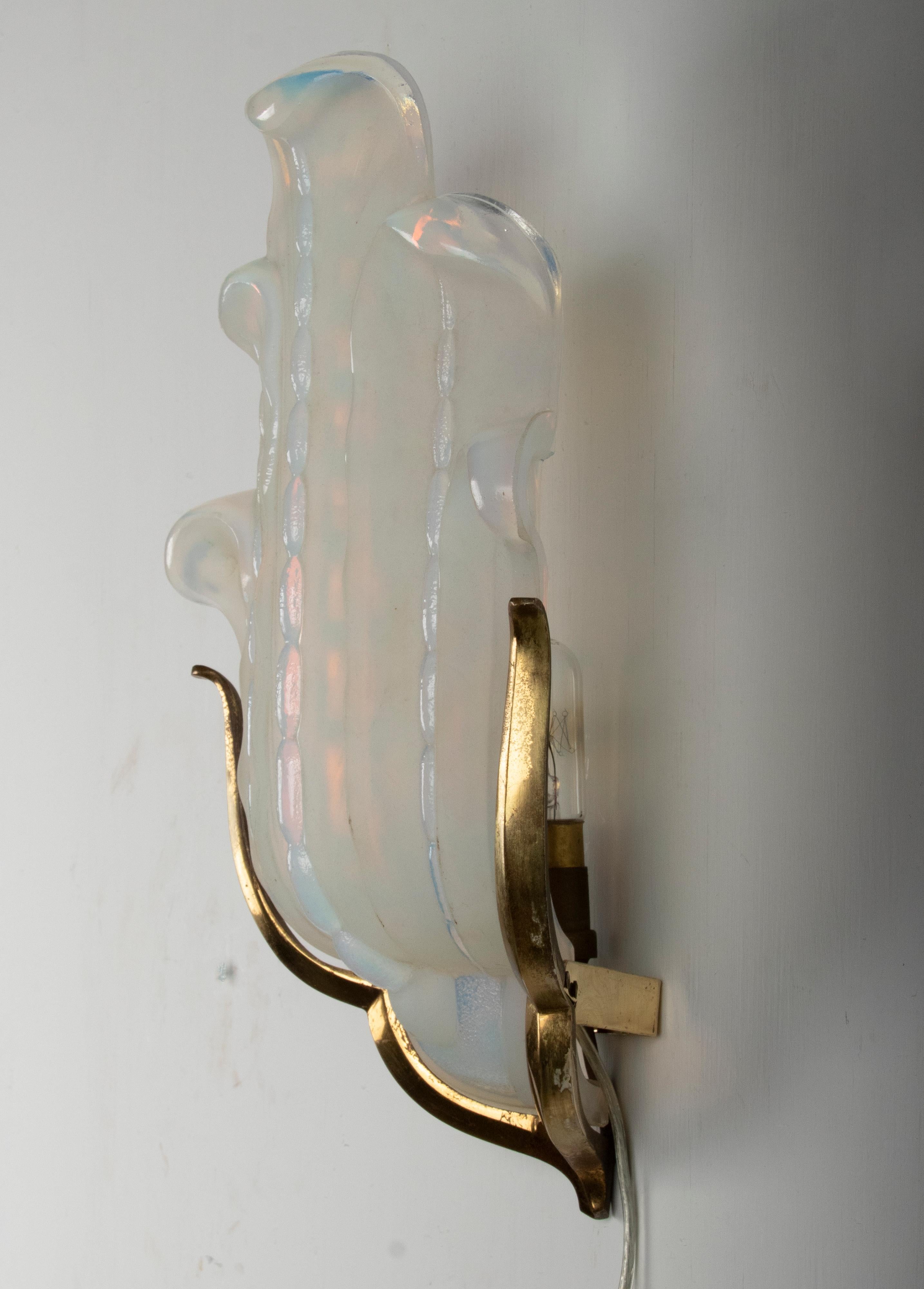 Early 20th Century Art Deco Opalescent Glass Wall Light Sconce 15