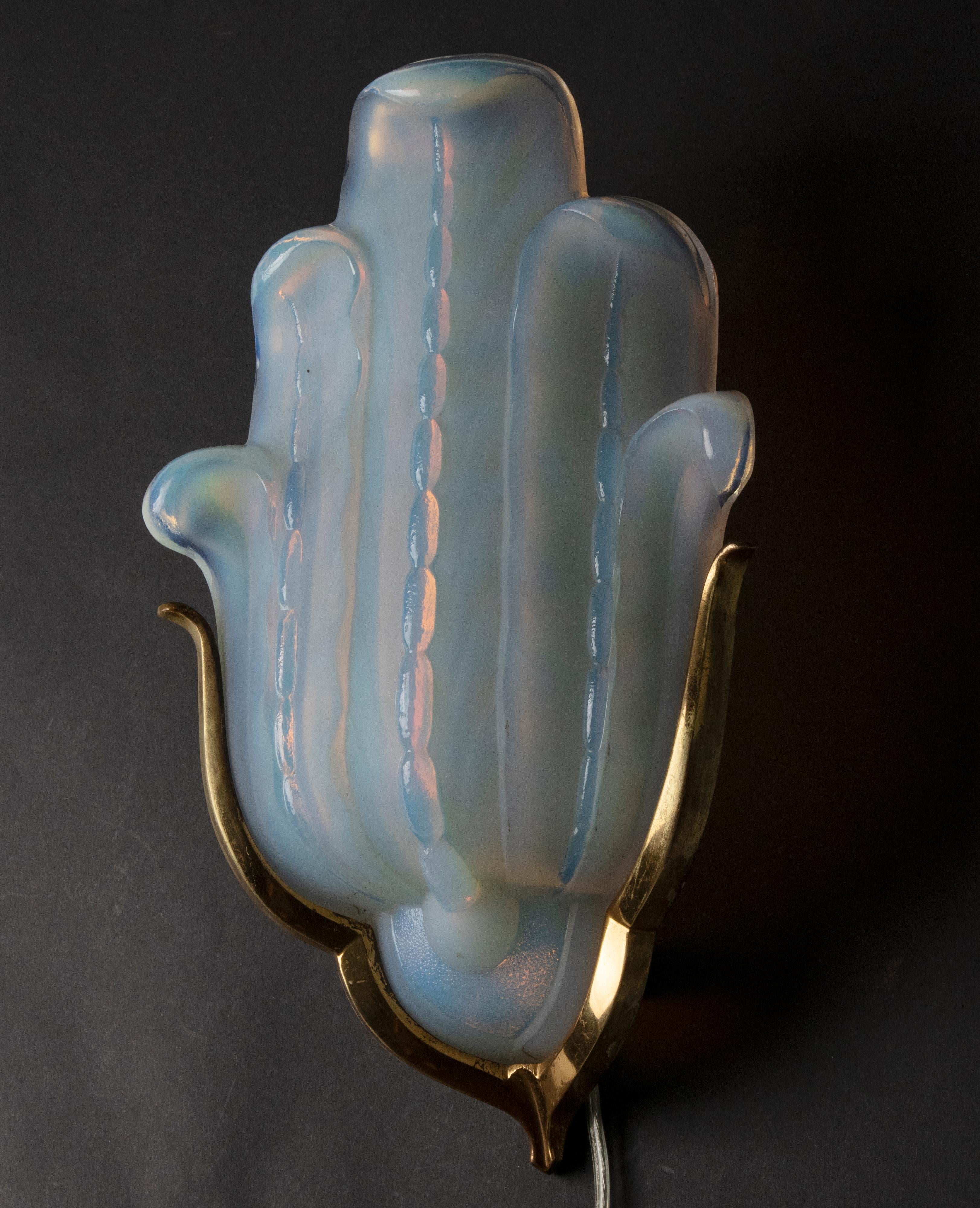 Early 20th Century Art Deco Opalescent Glass Wall Light Sconce In Good Condition In Casteren, Noord-Brabant