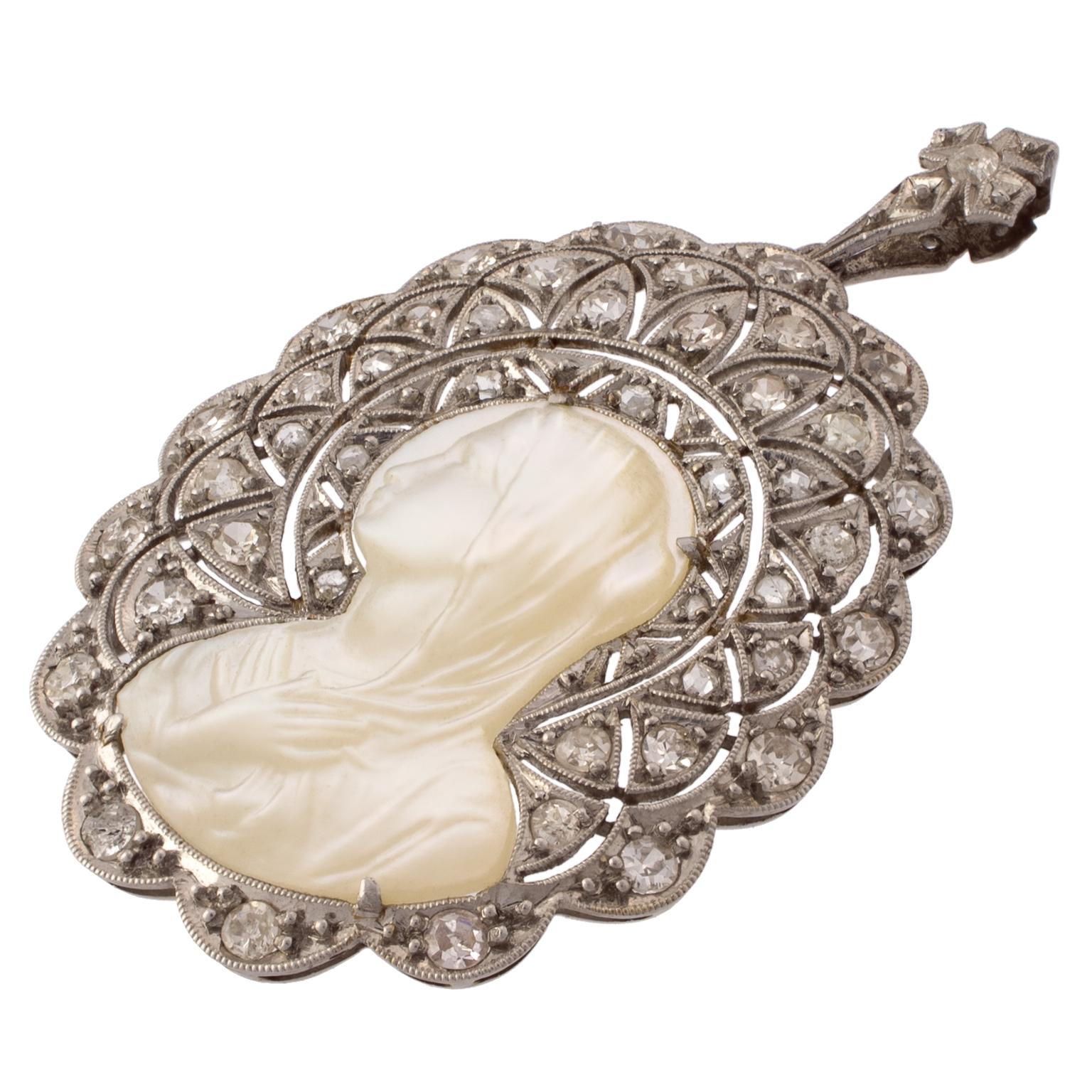 Early 20th Century Art Deco Platinum, Mother-of-Pearl and Diamonds Madonna Penda In Good Condition In Madrid, ES