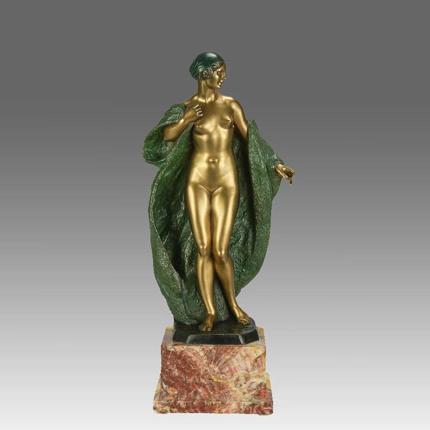Eine bezaubernde Art-Deco-Figur aus vergoldeter Bronze, die eine nackte Schönheit darstellt, die einen übergroßen Mantel trägt, der locker drapiert ist, um ihre attraktive Figur zu zeigen. Die Bronze hat eine ausgezeichnete Farbe und feine