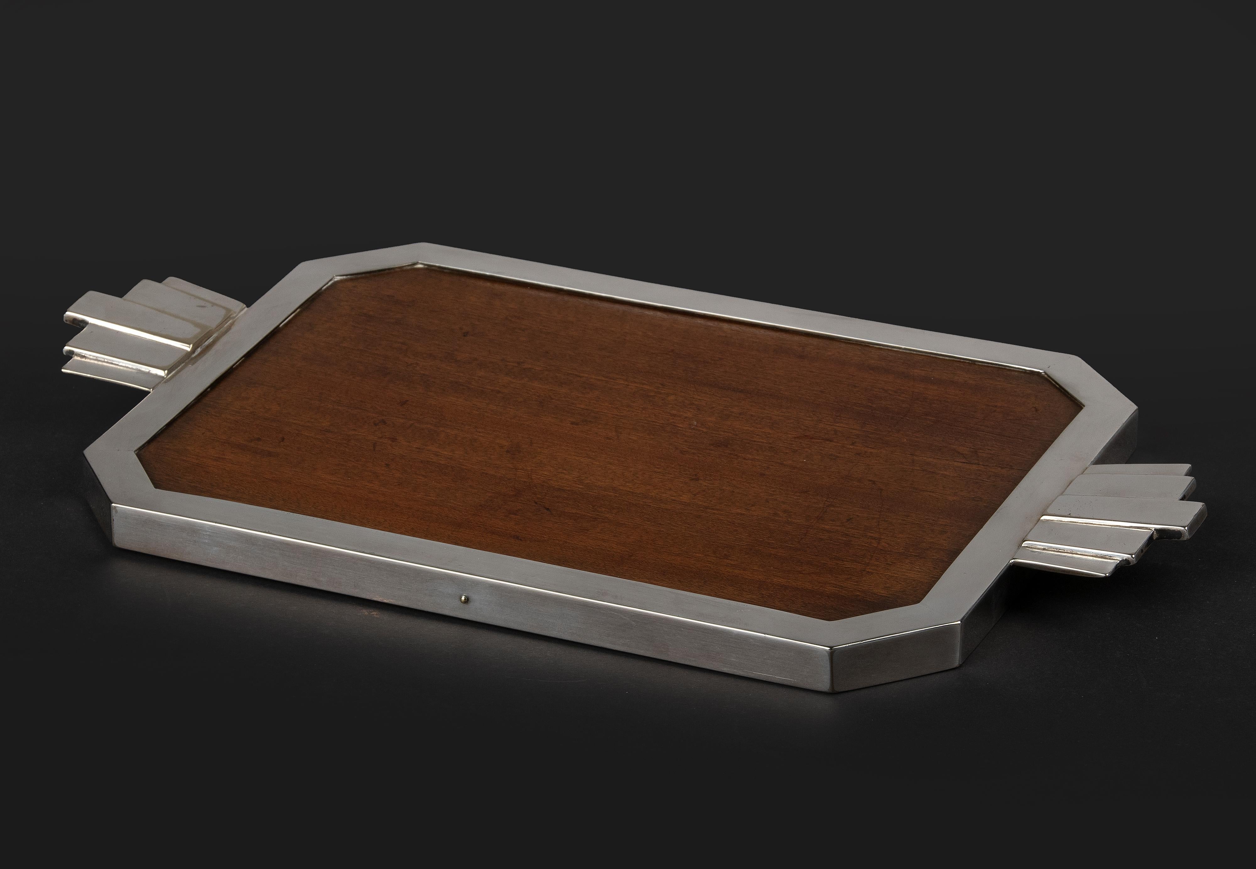 Art Deco Tablett, mit versilbertem Rand und Griffen. Das zentrale Stück ist aus Mahagoni. Das Tablett ist mit kleinen Punzen 