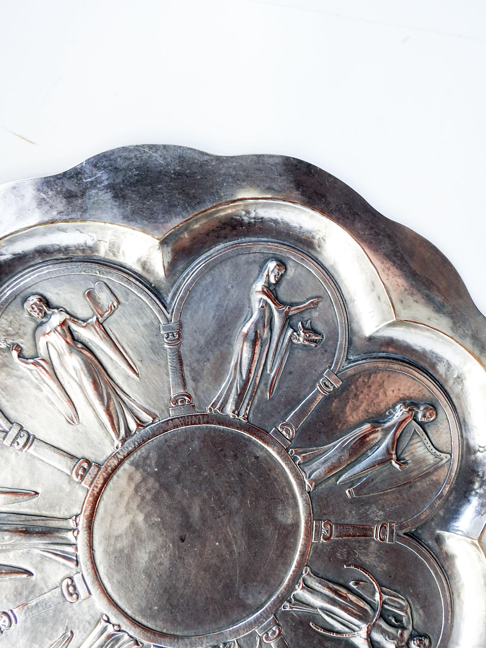 Art déco Plateau en métal argenté Art Déco du début du 20ème siècle 7 Muses en vente