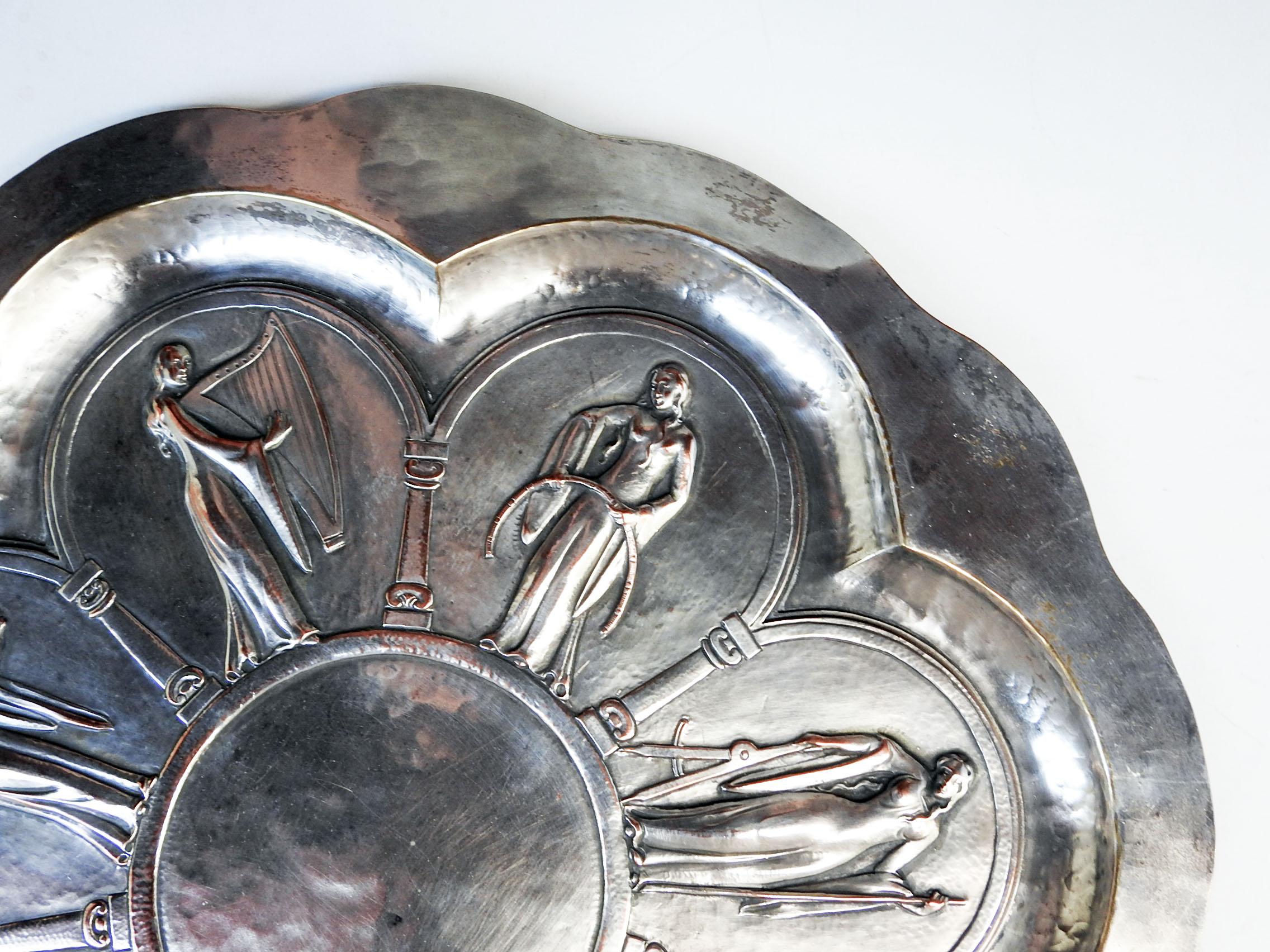 Plateau en métal argenté Art Déco du début du 20ème siècle 7 Muses Bon état - En vente à Seguin, TX