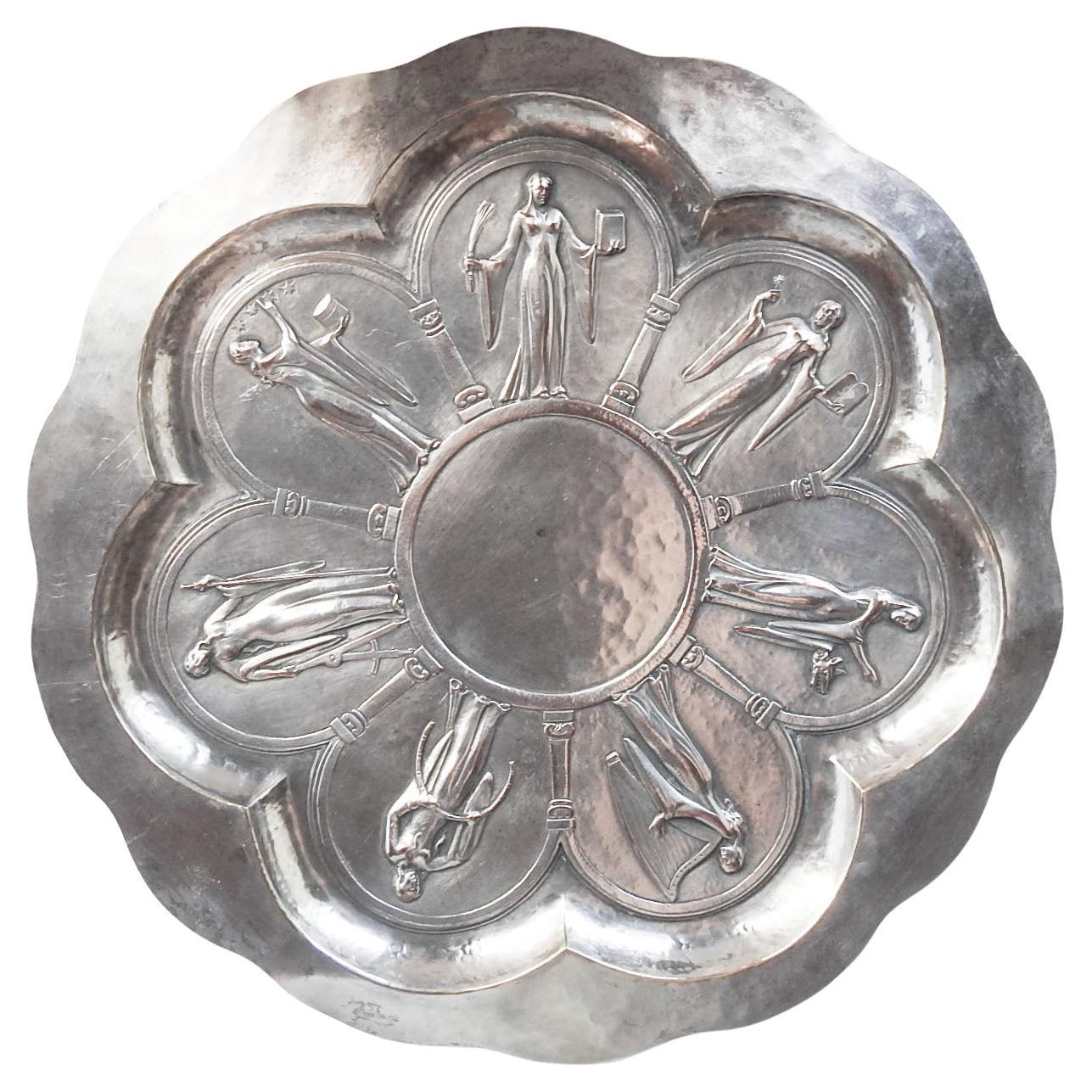 Plateau en métal argenté Art Déco du début du 20ème siècle 7 Muses