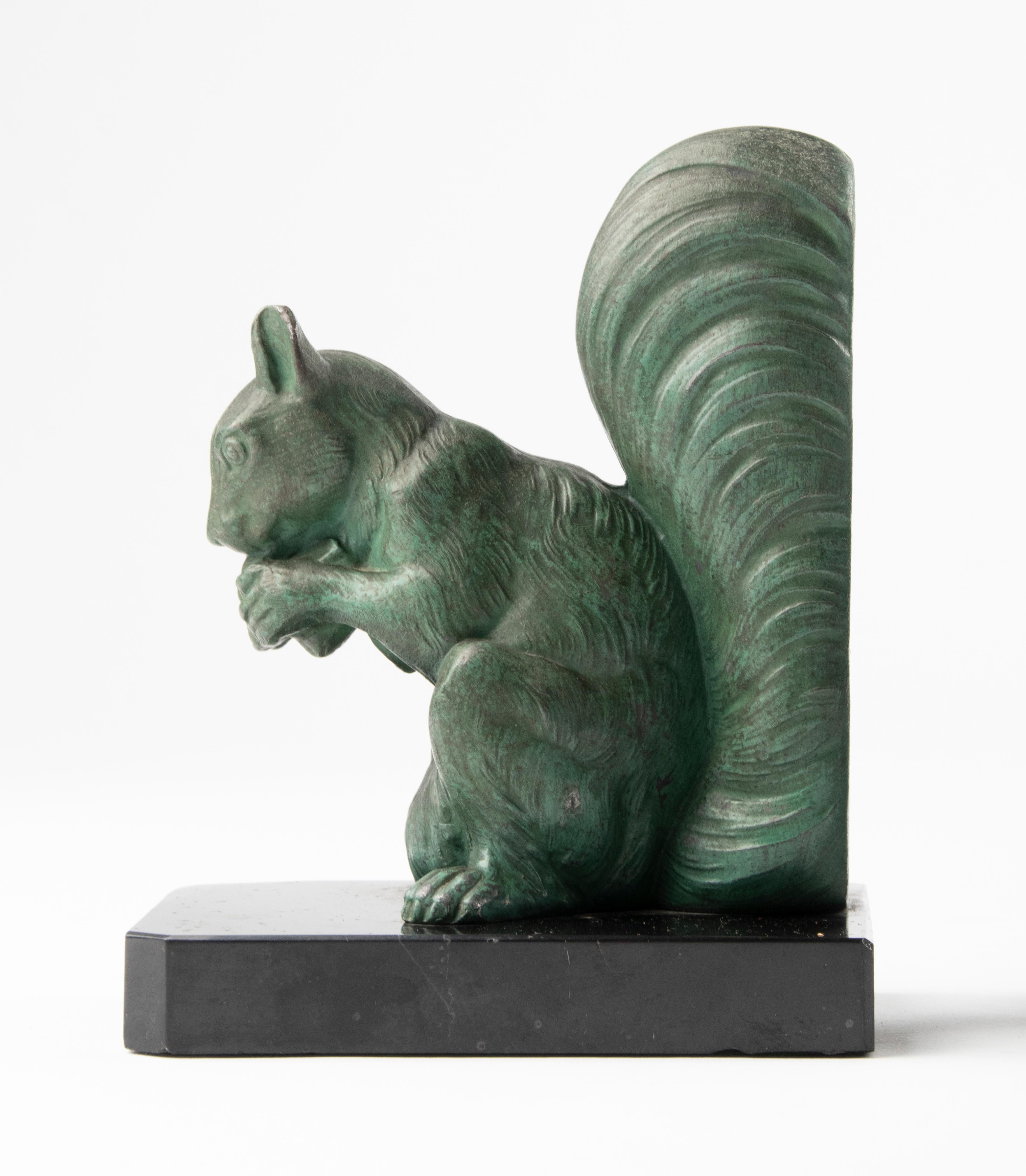 Early 20th Century Art Deco Spelter Bookends with Squirrels In Good Condition In Casteren, Noord-Brabant