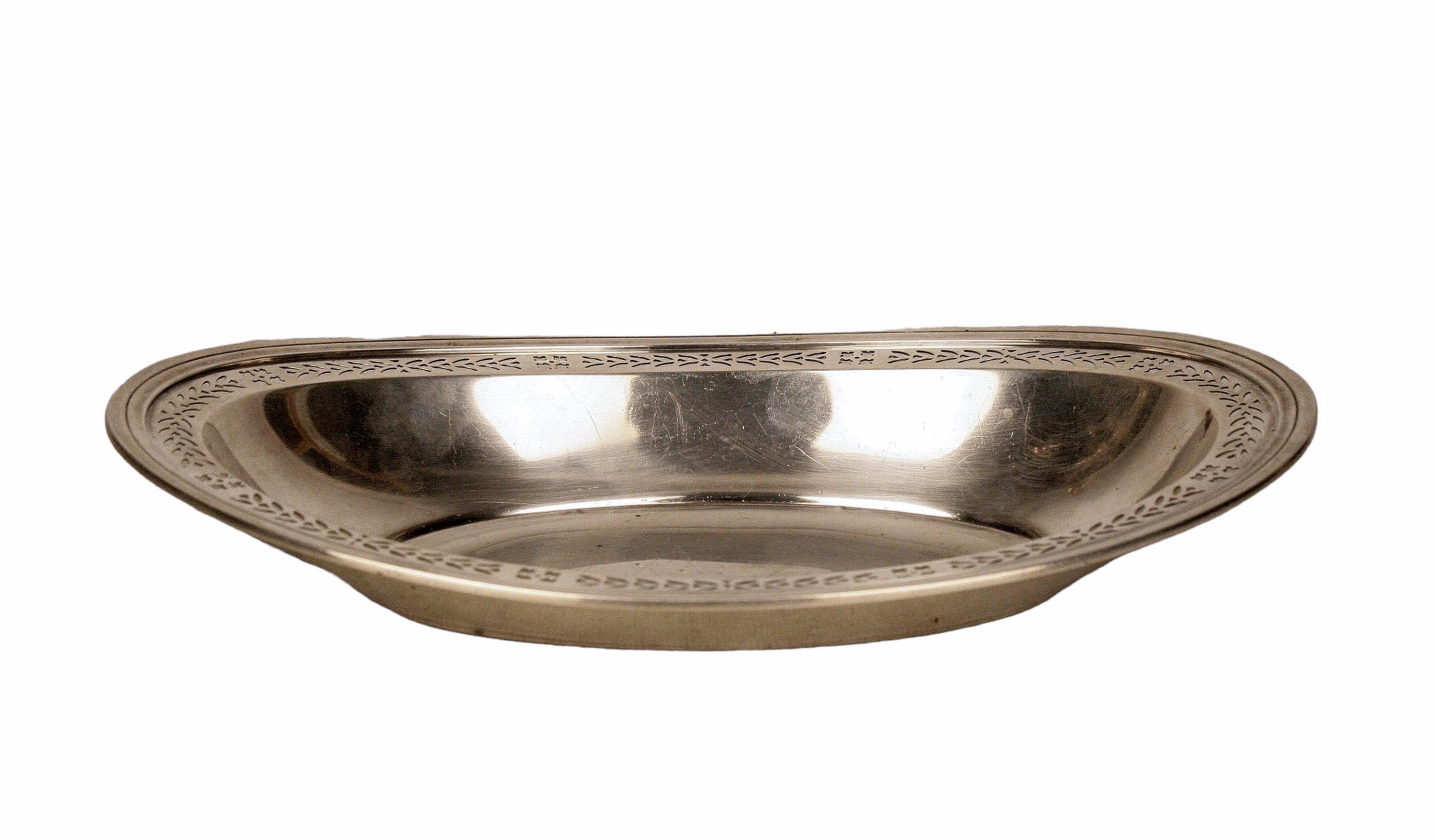 Early 20th century Art Déco sterling sIlver serving bread dish/bowl by american brand Tiffany & Co.

By: Tiffany & Co.
Material: metal, silver, silver plate, sterling silver
Technique: metalwork, polished, cast, molded, plated, silvered
Dimensions: