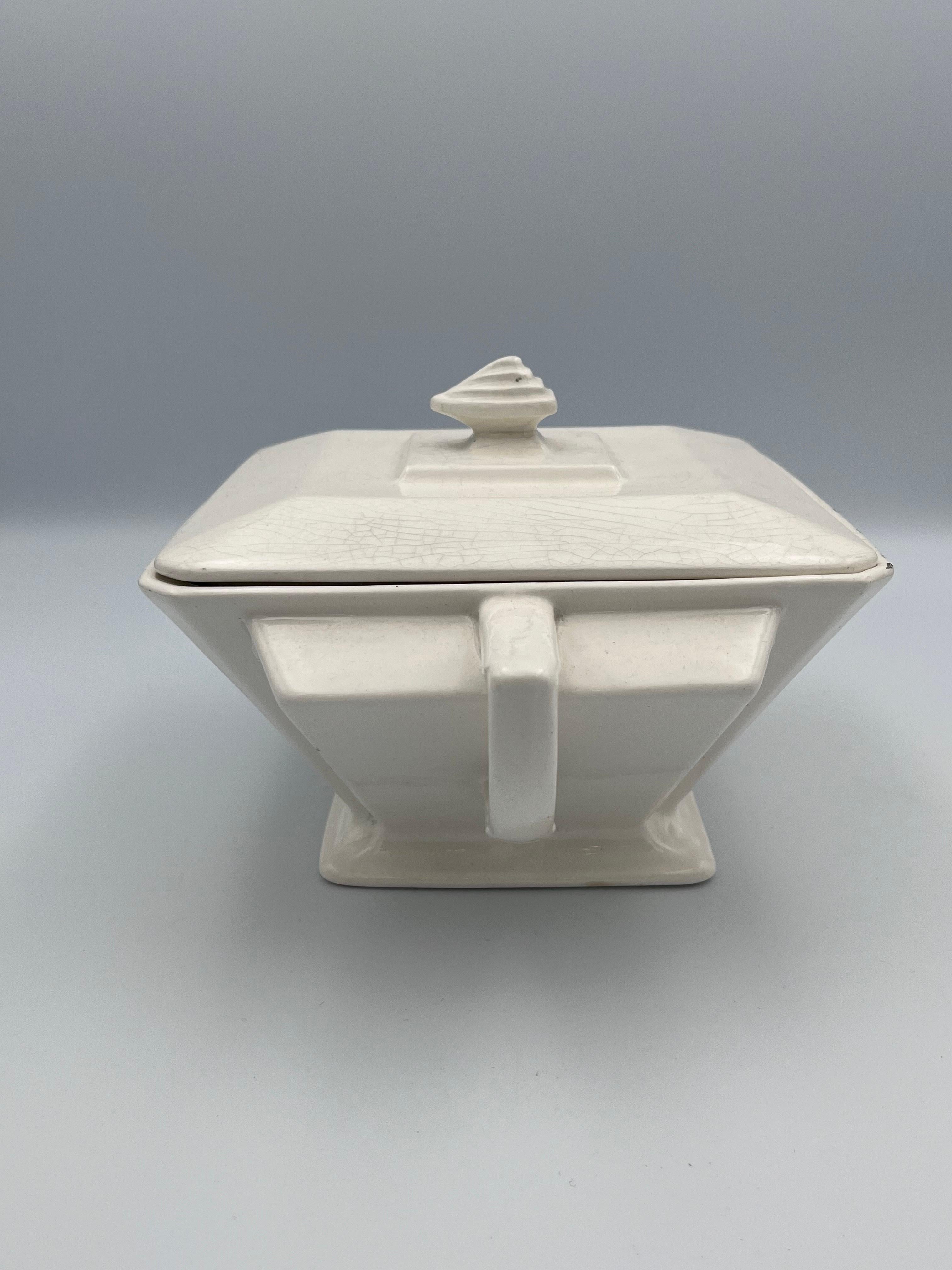 Porcelaine Bol de service couvert en crème Streamline Art Déco du début du 20e siècle en vente