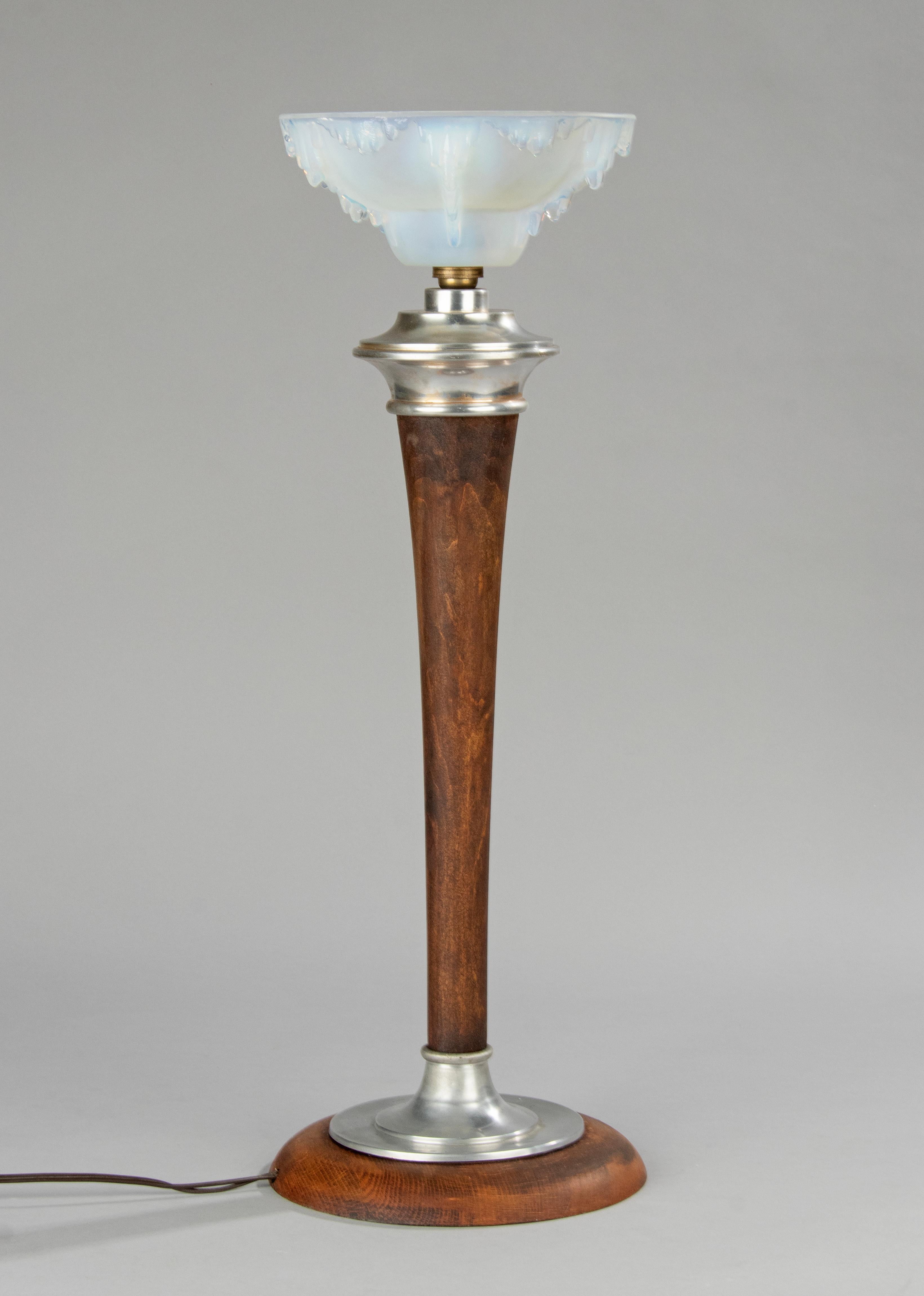 Début du 20ème siècle Lampe de table Art déco du début du XXe siècle, abat-jour en verre bleu de style Ezan en vente
