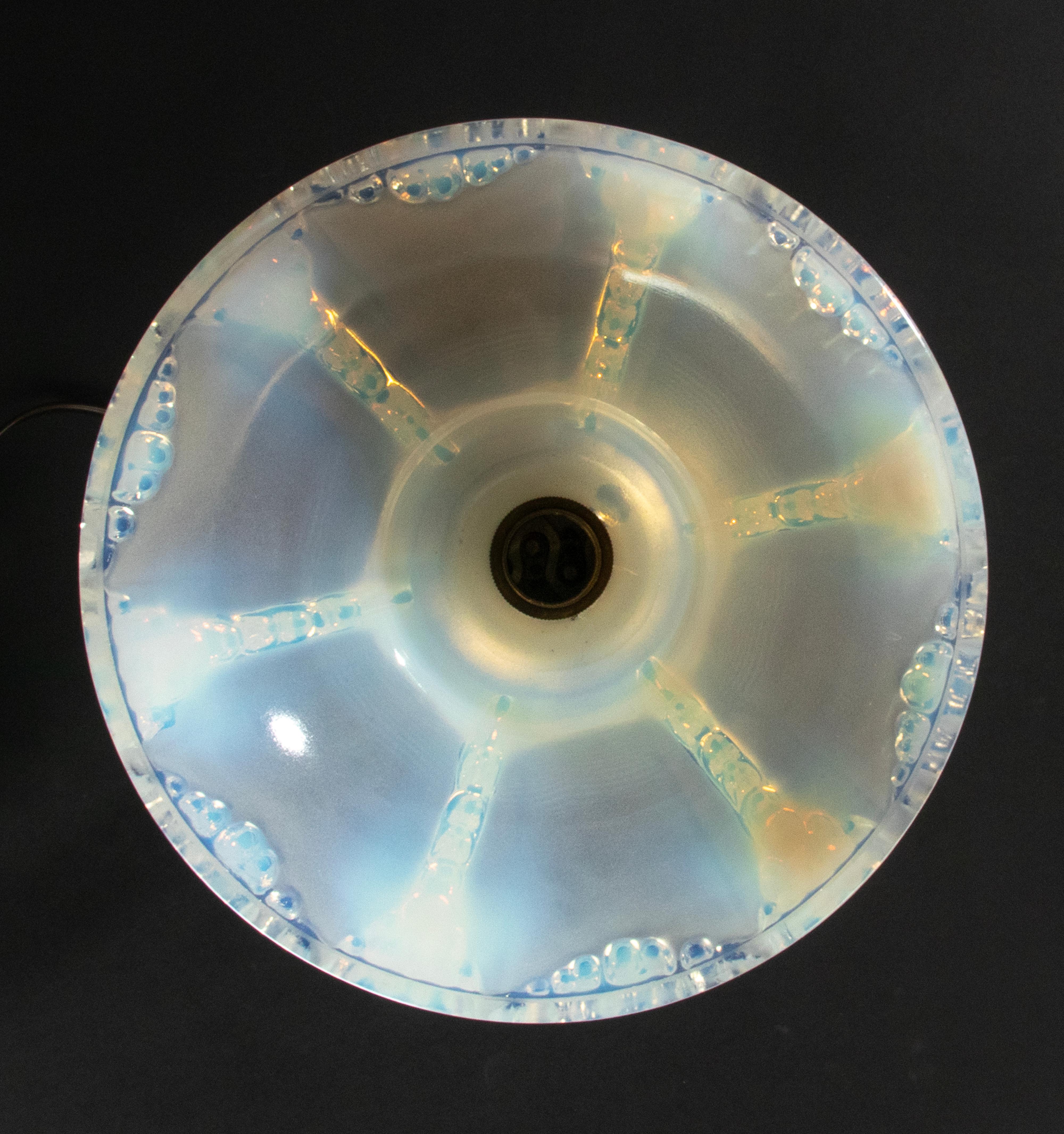 Lampe de table Art déco du début du XXe siècle, abat-jour en verre bleu de style Ezan en vente 2