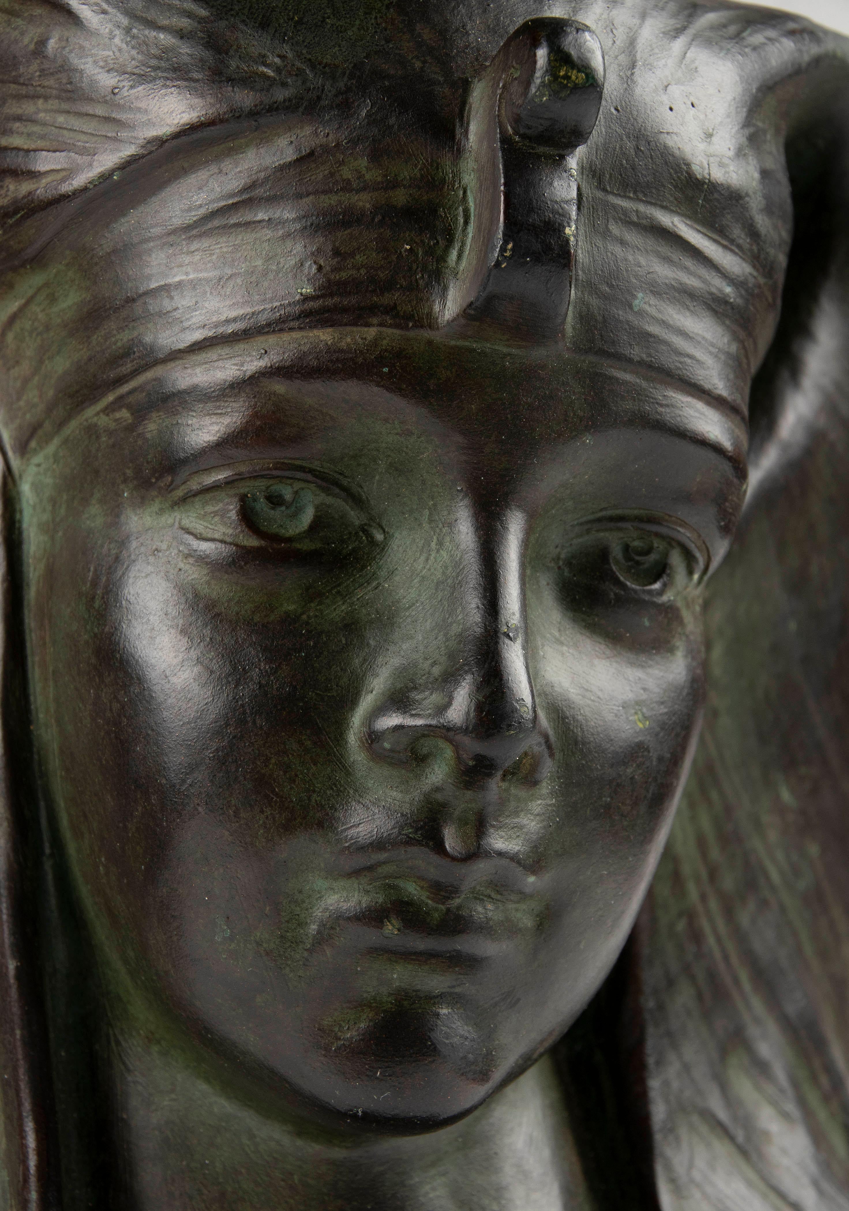 Buste de Cléopâtre en terre cuite Art Déco du début du XXe siècle par G. Carli en vente 3