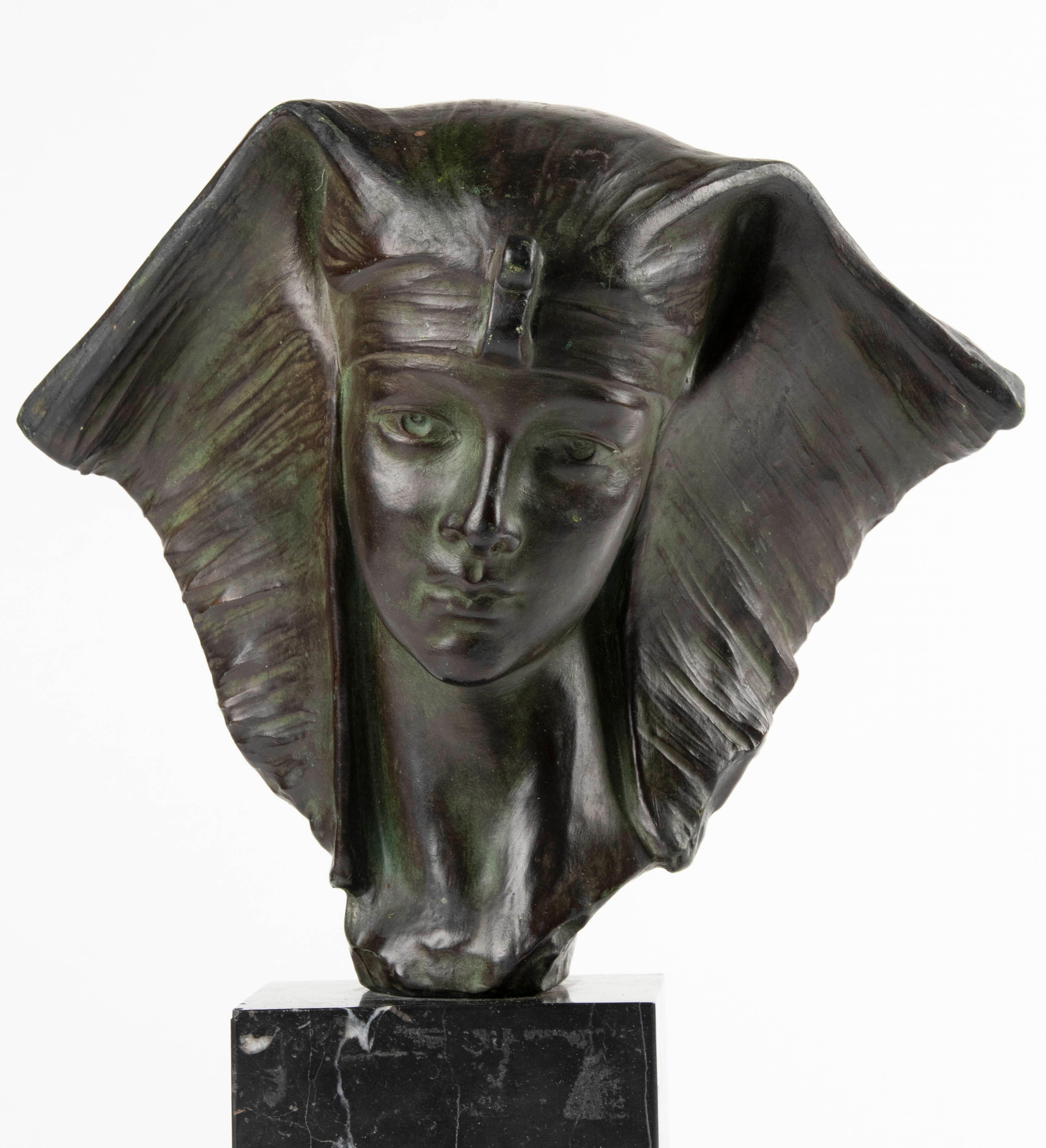 Eine Art-Déco-Skulptur stellt Kleopatra dar. Schöne polychrome grüne Patina. Auf einem Sockel aus schwarzem belgischem Marmor. In einem guten und ursprünglichen Zustand. Hergestellt in Belgien, ca. 1920-1930. Von dem italienischen Bildhauer Giuseppe