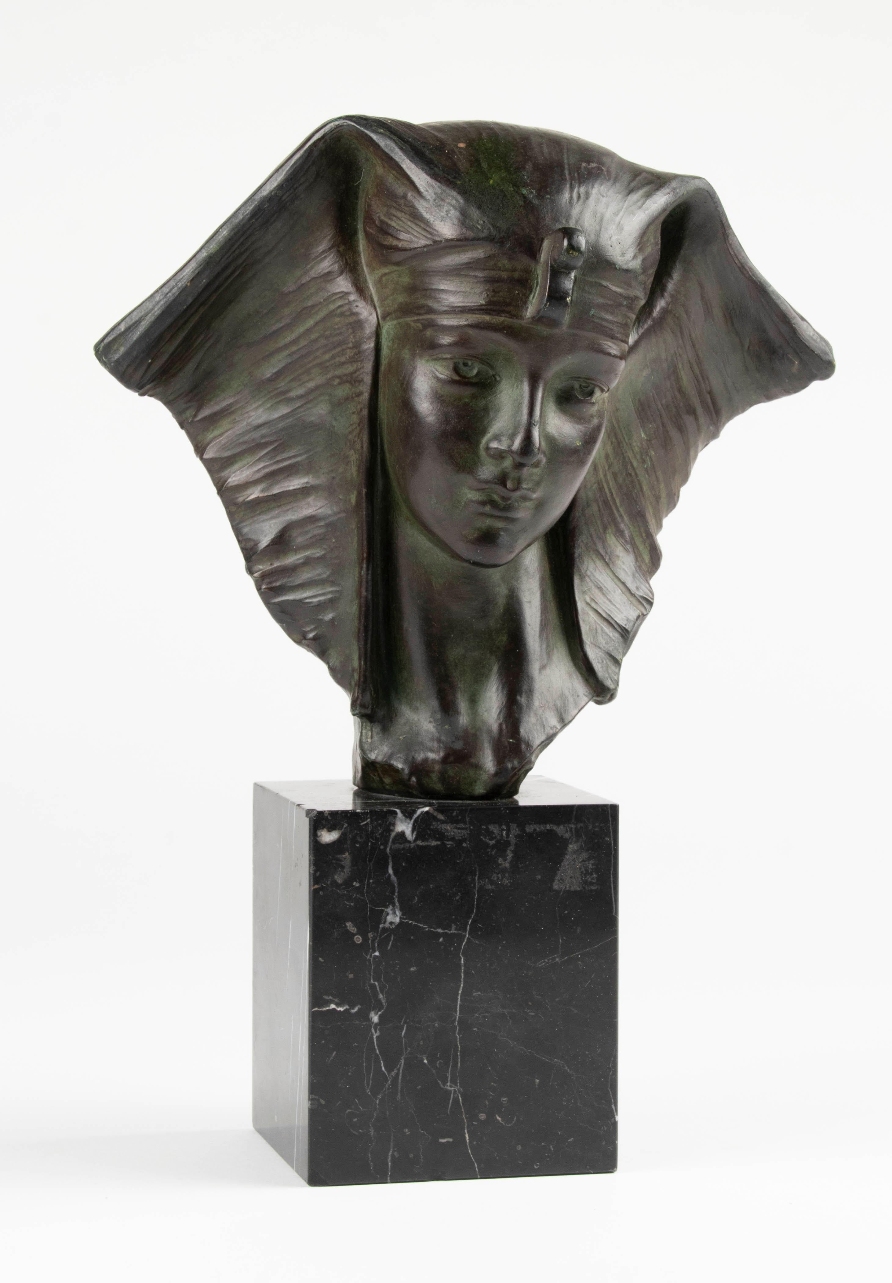 Buste de Cléopâtre en terre cuite Art Déco du début du XXe siècle par G. Carli en vente 12