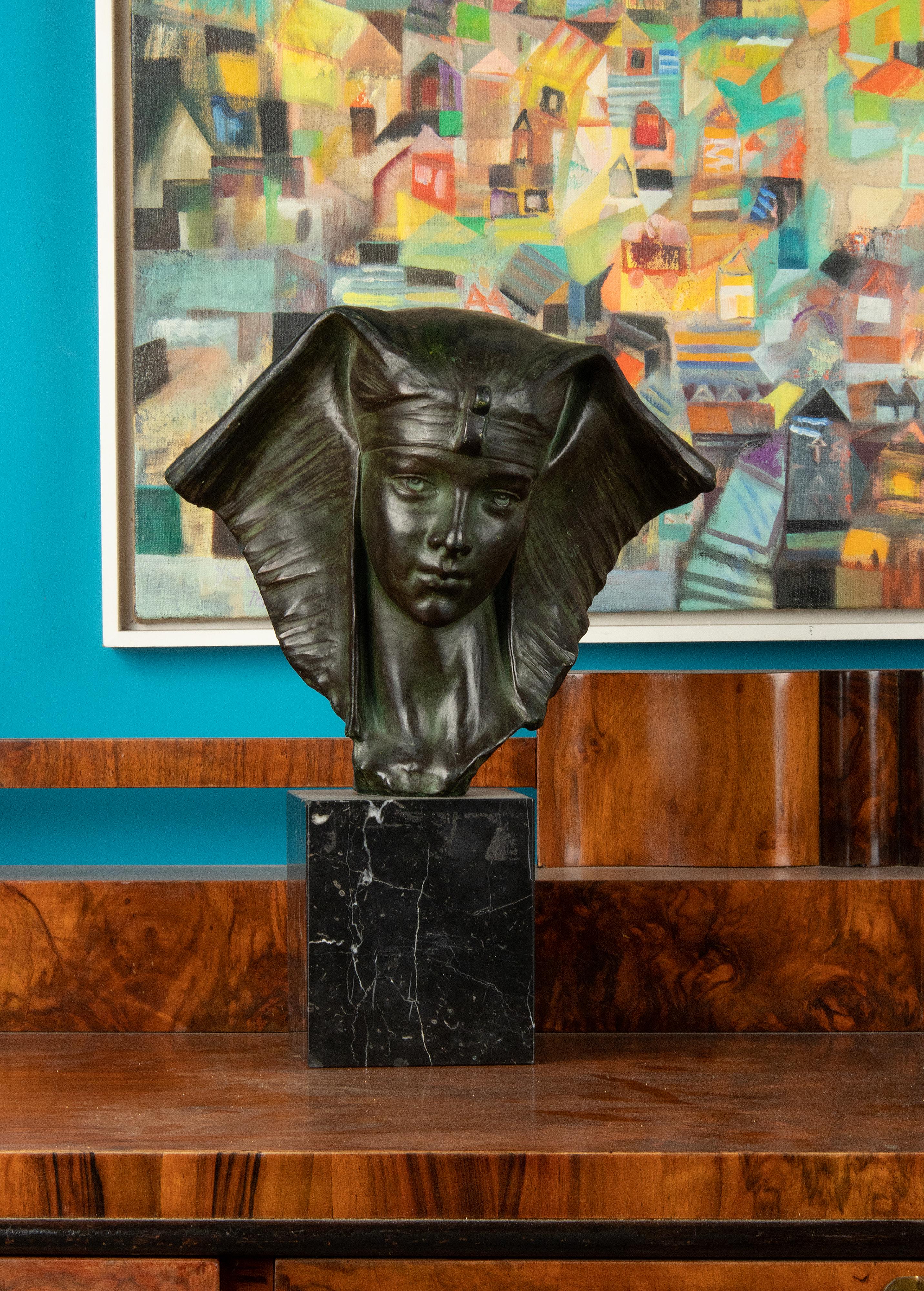Art déco Buste de Cléopâtre en terre cuite Art Déco du début du XXe siècle par G. Carli en vente