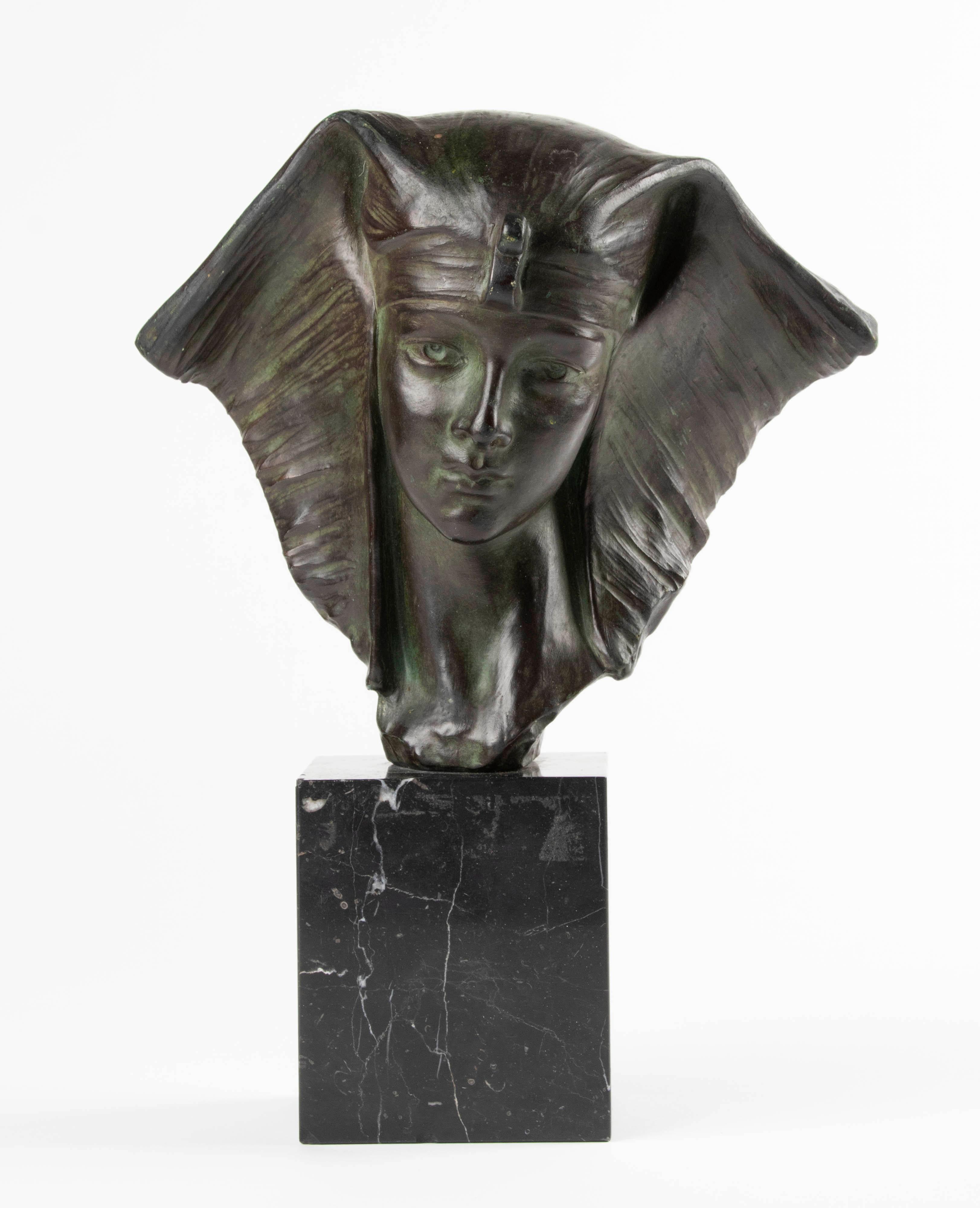 Belge Buste de Cléopâtre en terre cuite Art Déco du début du XXe siècle par G. Carli en vente