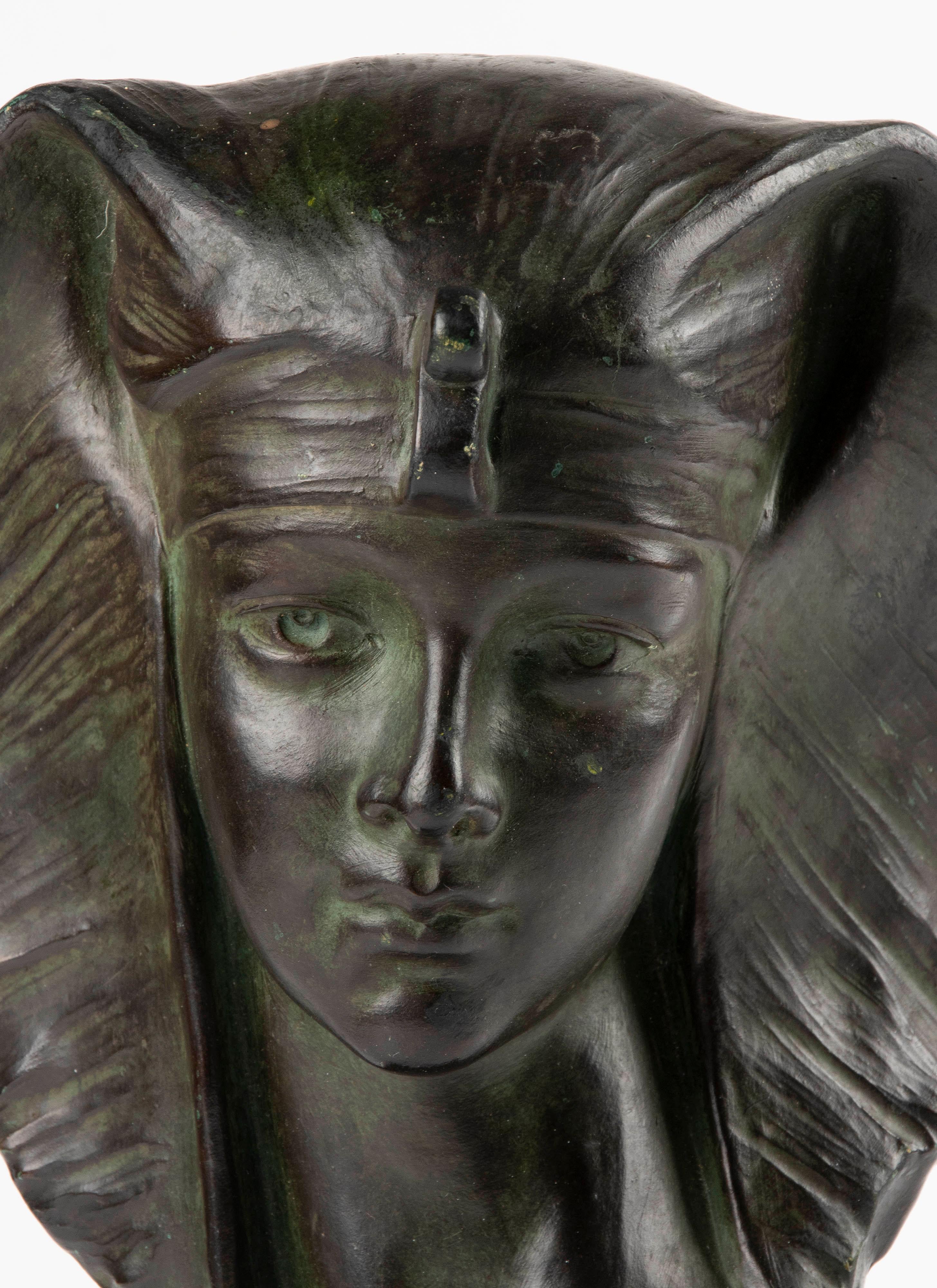 Patiné Buste de Cléopâtre en terre cuite Art Déco du début du XXe siècle par G. Carli en vente
