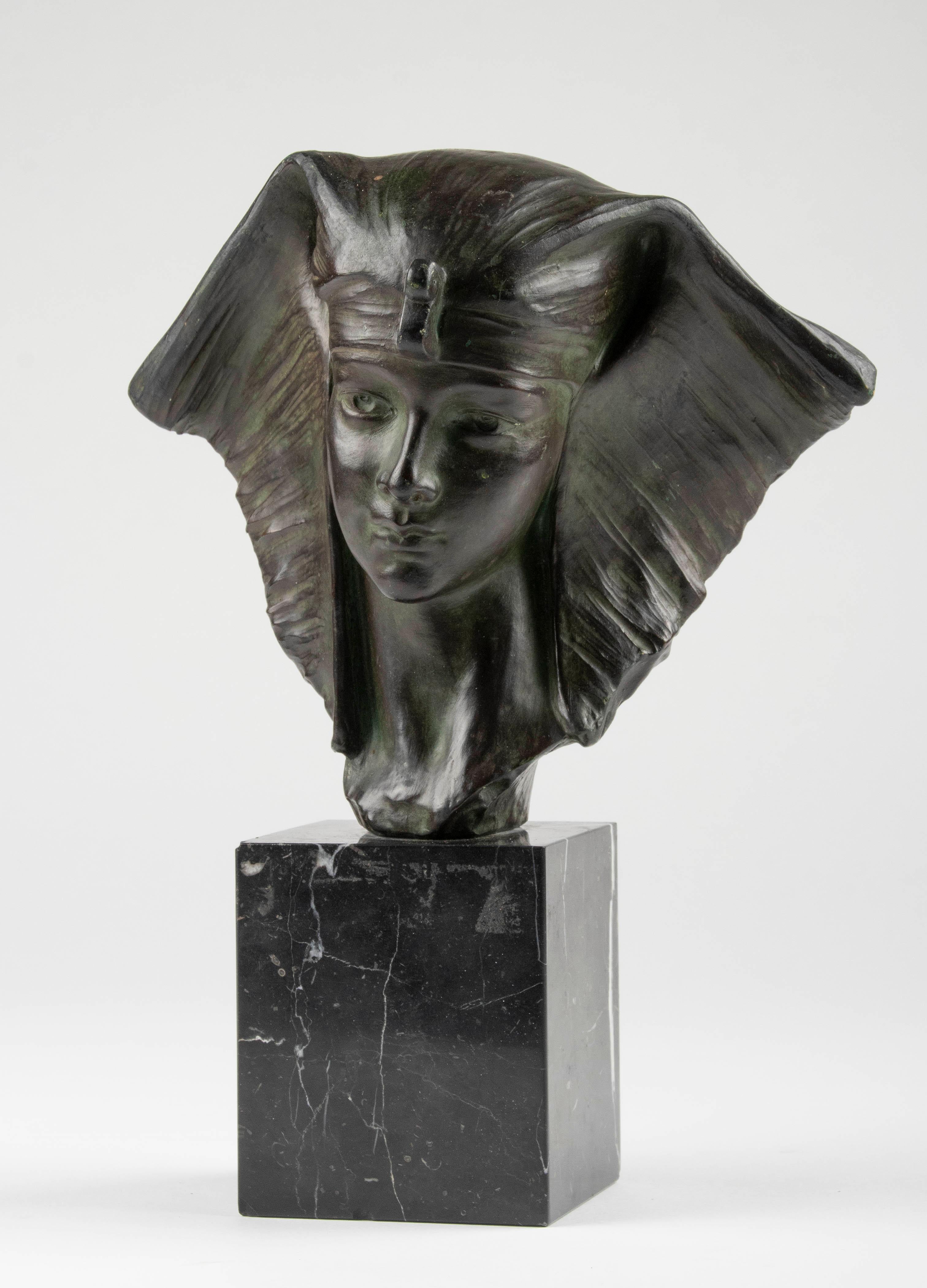 Buste de Cléopâtre en terre cuite Art Déco du début du XXe siècle par G. Carli Bon état - En vente à Casteren, Noord-Brabant
