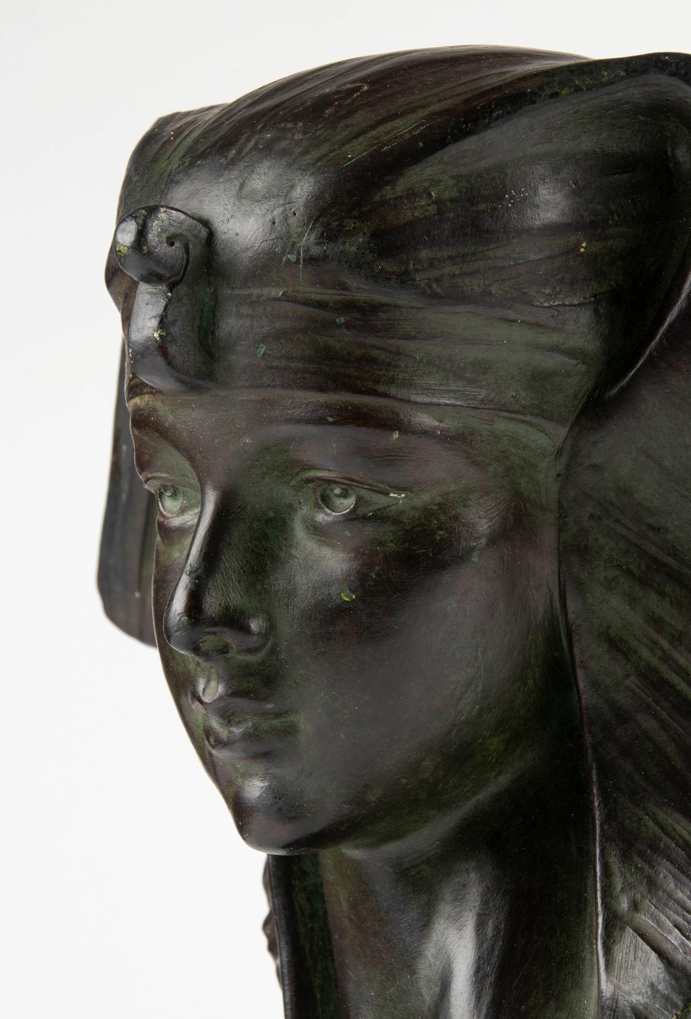Début du 20ème siècle Buste de Cléopâtre en terre cuite Art Déco du début du XXe siècle par G. Carli en vente