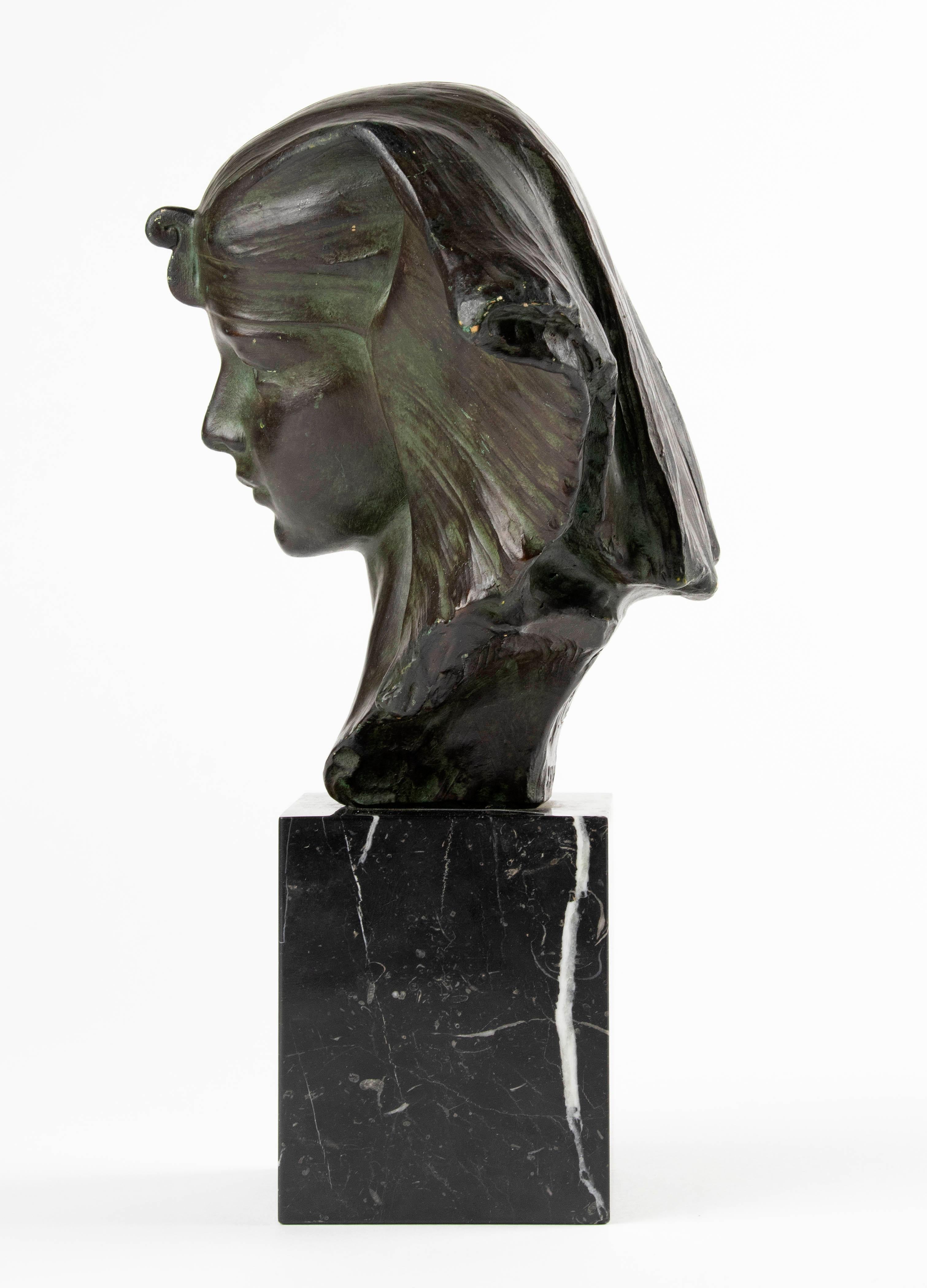 Early 20th Century Art Deco Terracotta Bust of Cleopatra by G. Carli In Good Condition For Sale In Casteren, Noord-Brabant