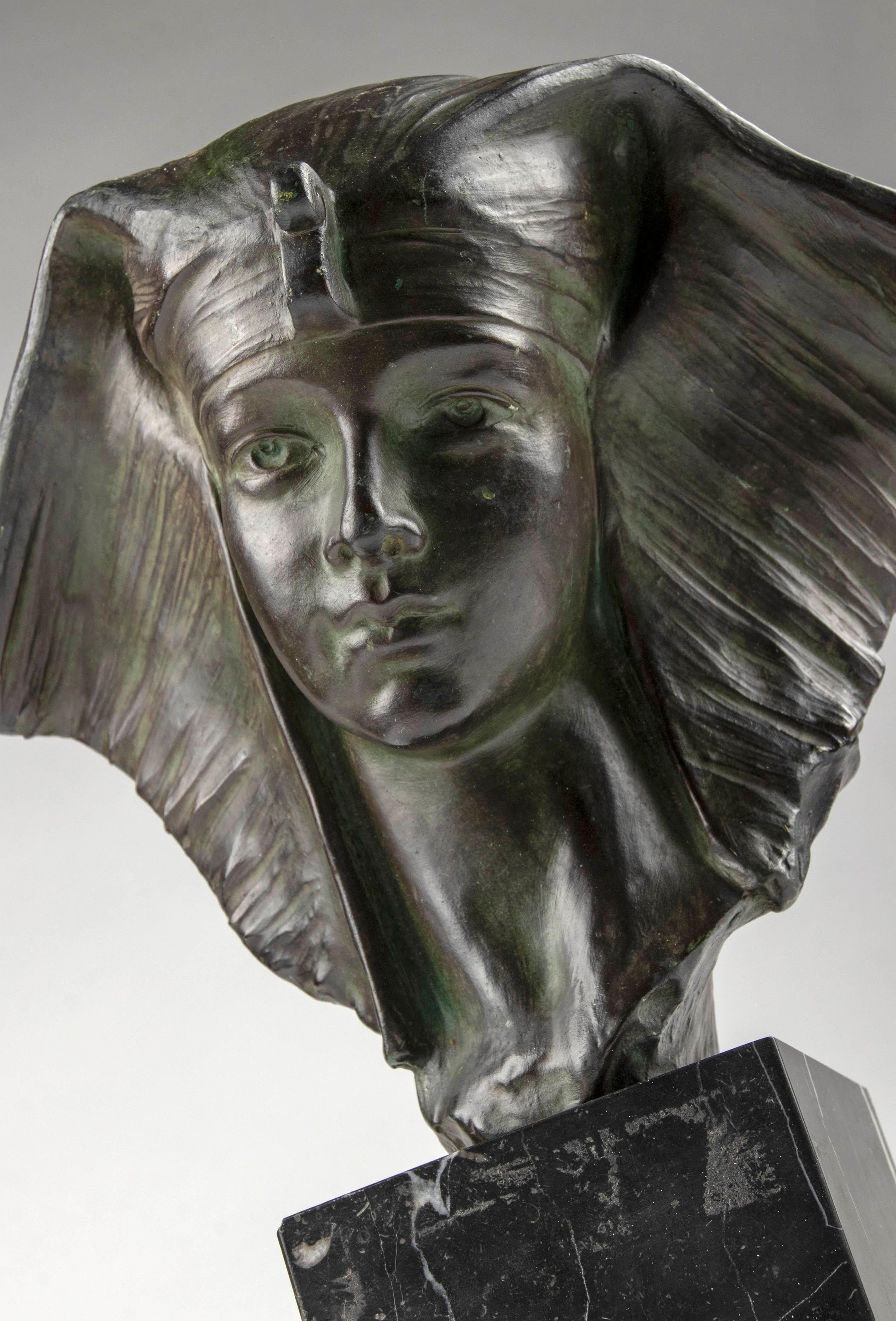 Buste de Cléopâtre en terre cuite Art Déco du début du XXe siècle par G. Carli en vente 1