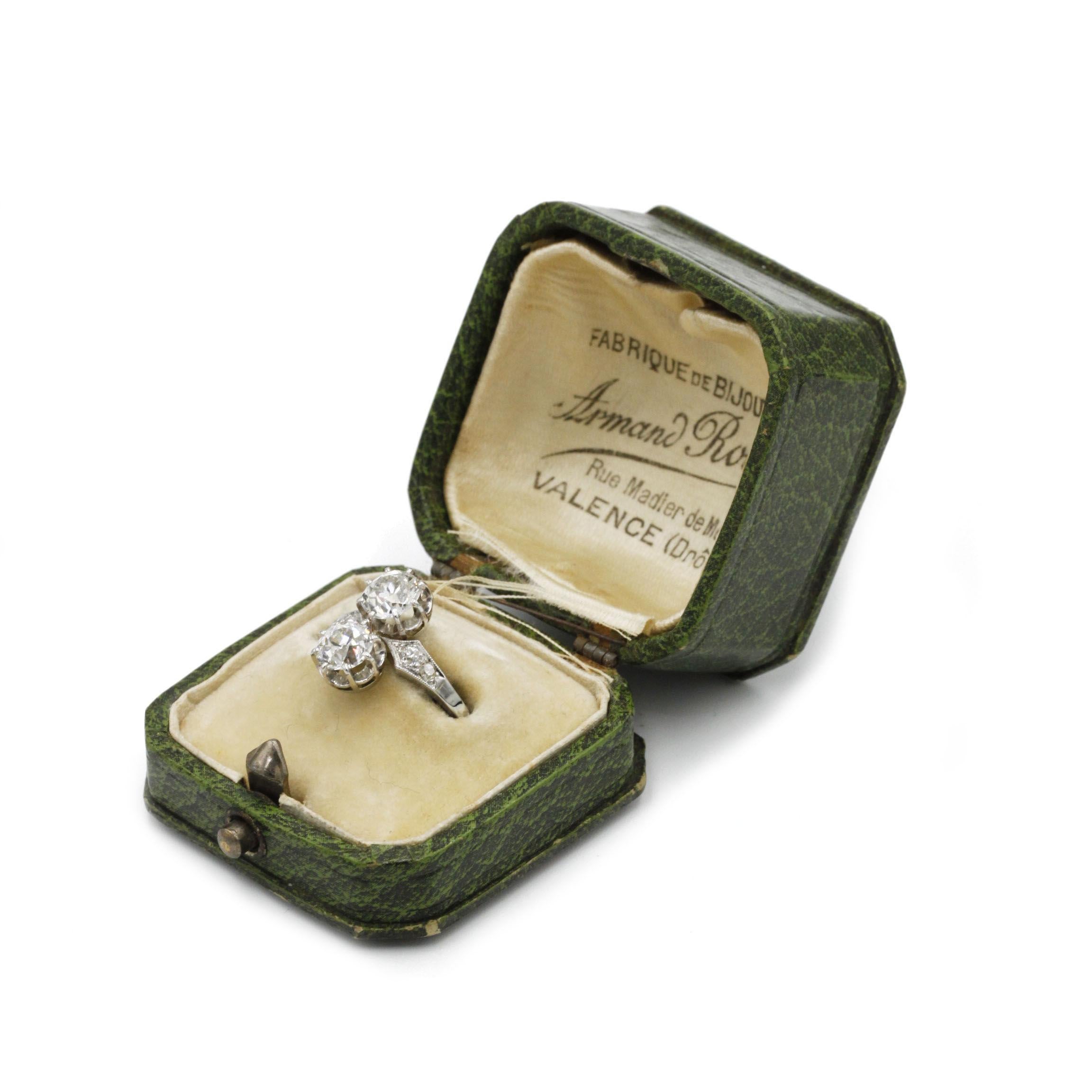Donna Anello di diamanti Toi et Moi dell'inizio del XX secolo Antique French Platino oro in vendita