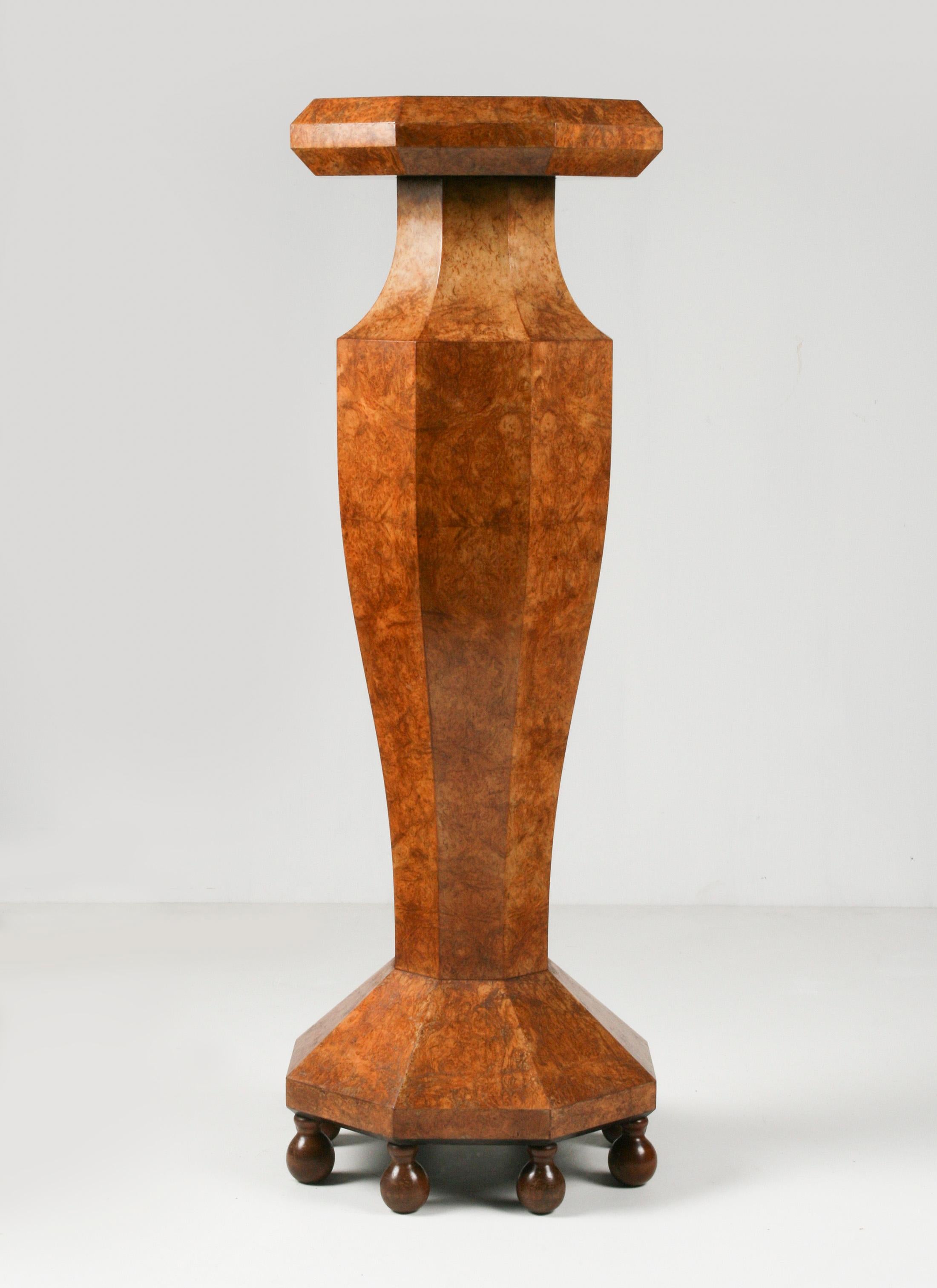 Elegant French Art Deco octagonal pedestal with ball-shaped feet on each corner. The column is book-match veneer burl walnut. Perfect for displaying decorative items such as a bust or a vase. France, circa 1920-1930.