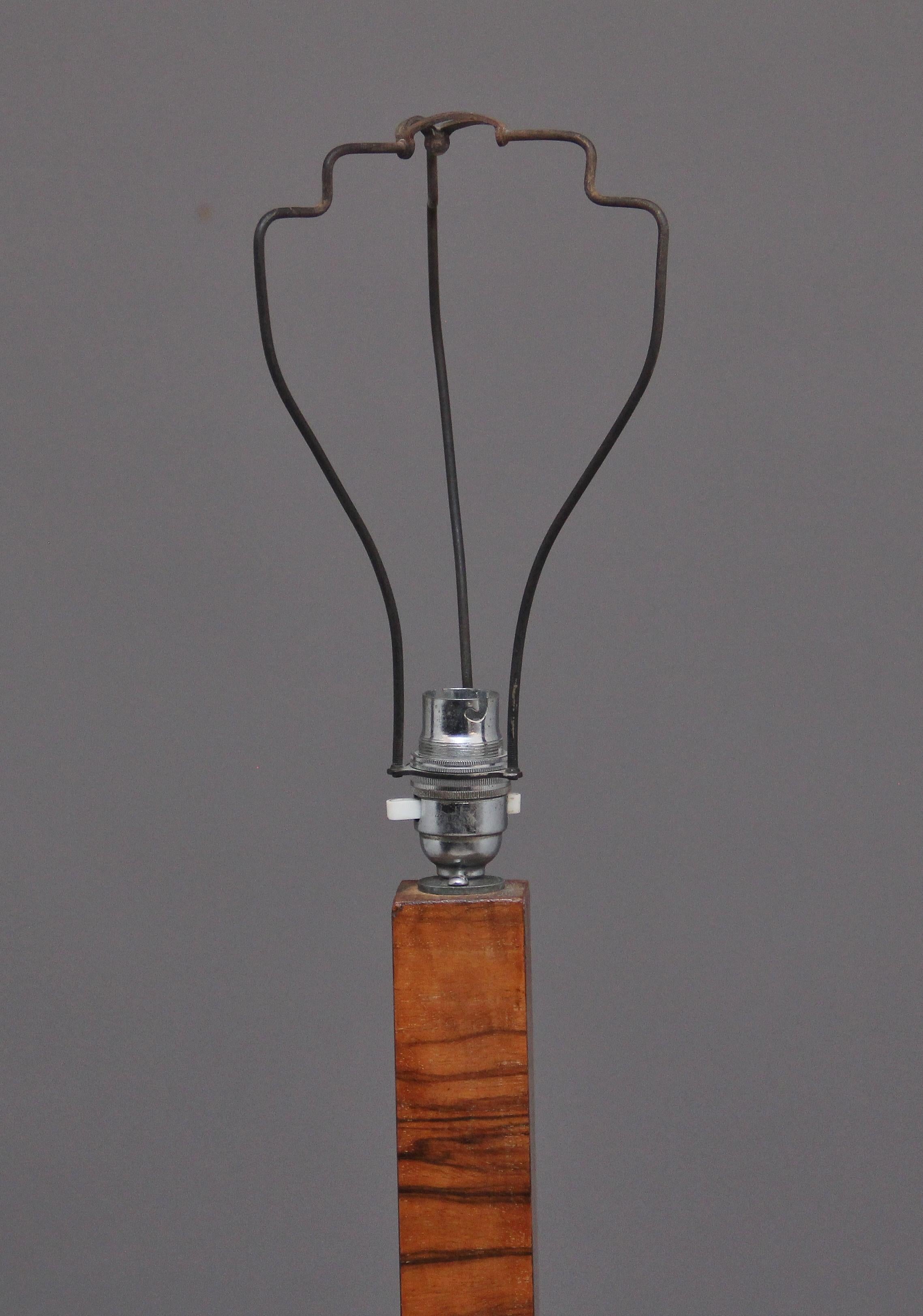 Britannique Lampe standard et abat-jour en noyer Art déco du début du 20e siècle