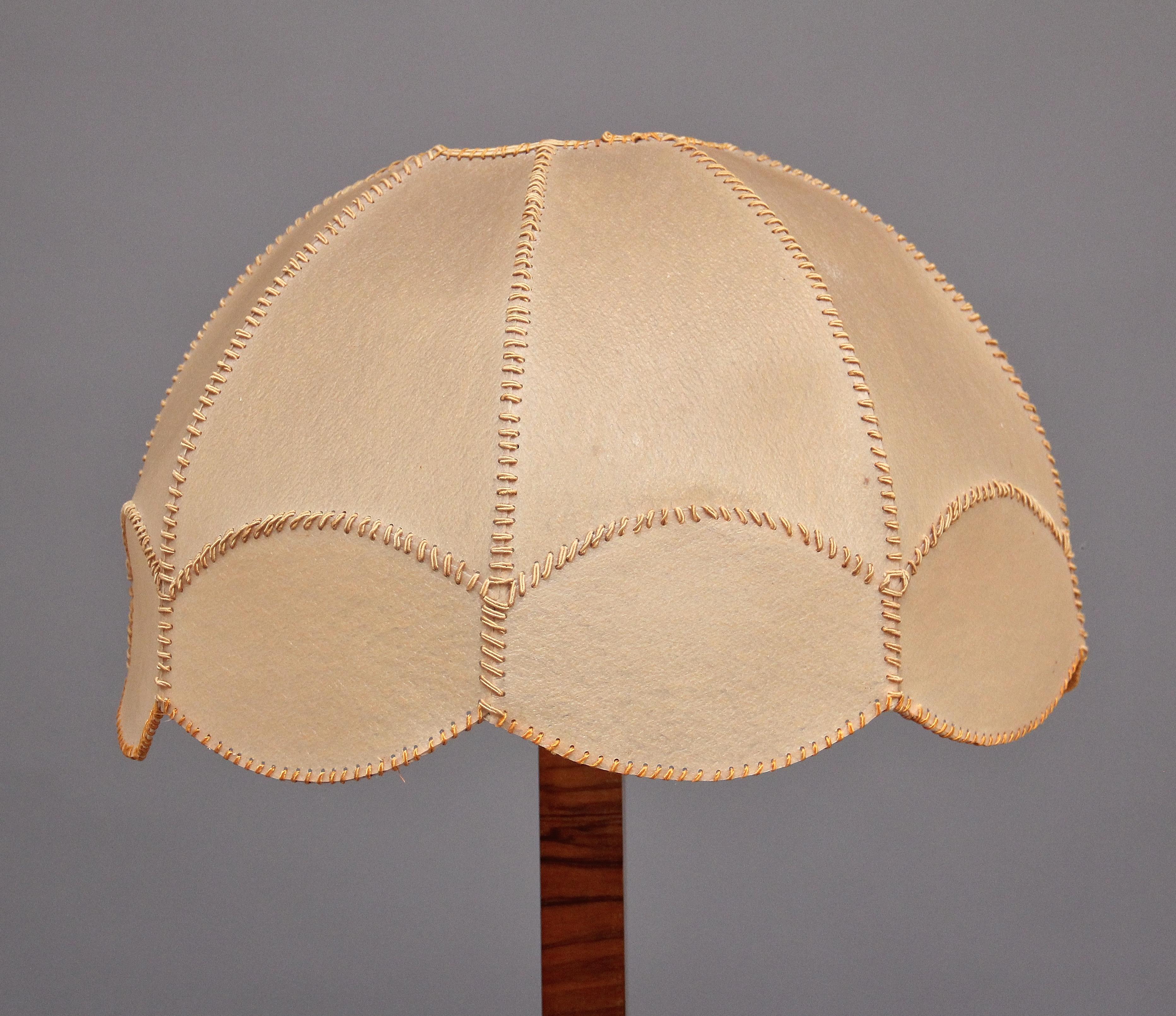 Lampe standard et abat-jour en noyer Art déco du début du 20e siècle Bon état à Martlesham, GB