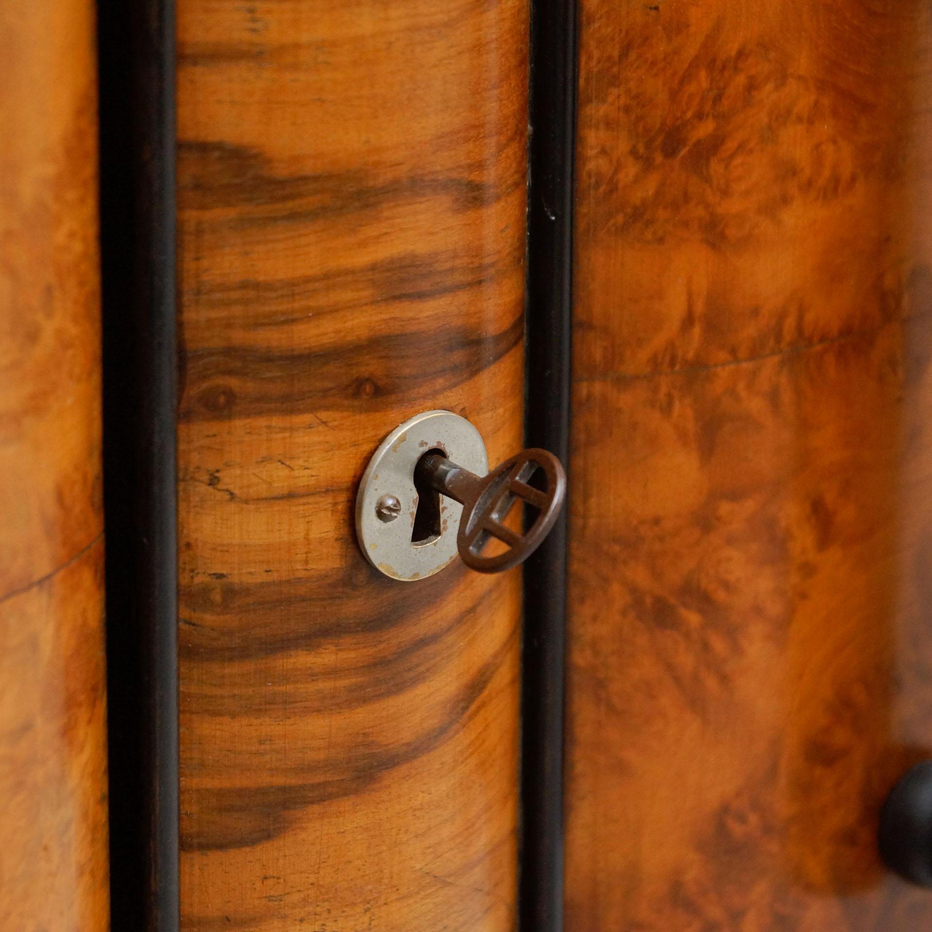 Early 20th Century Art Deco Woden Wardrobe For Sale 2